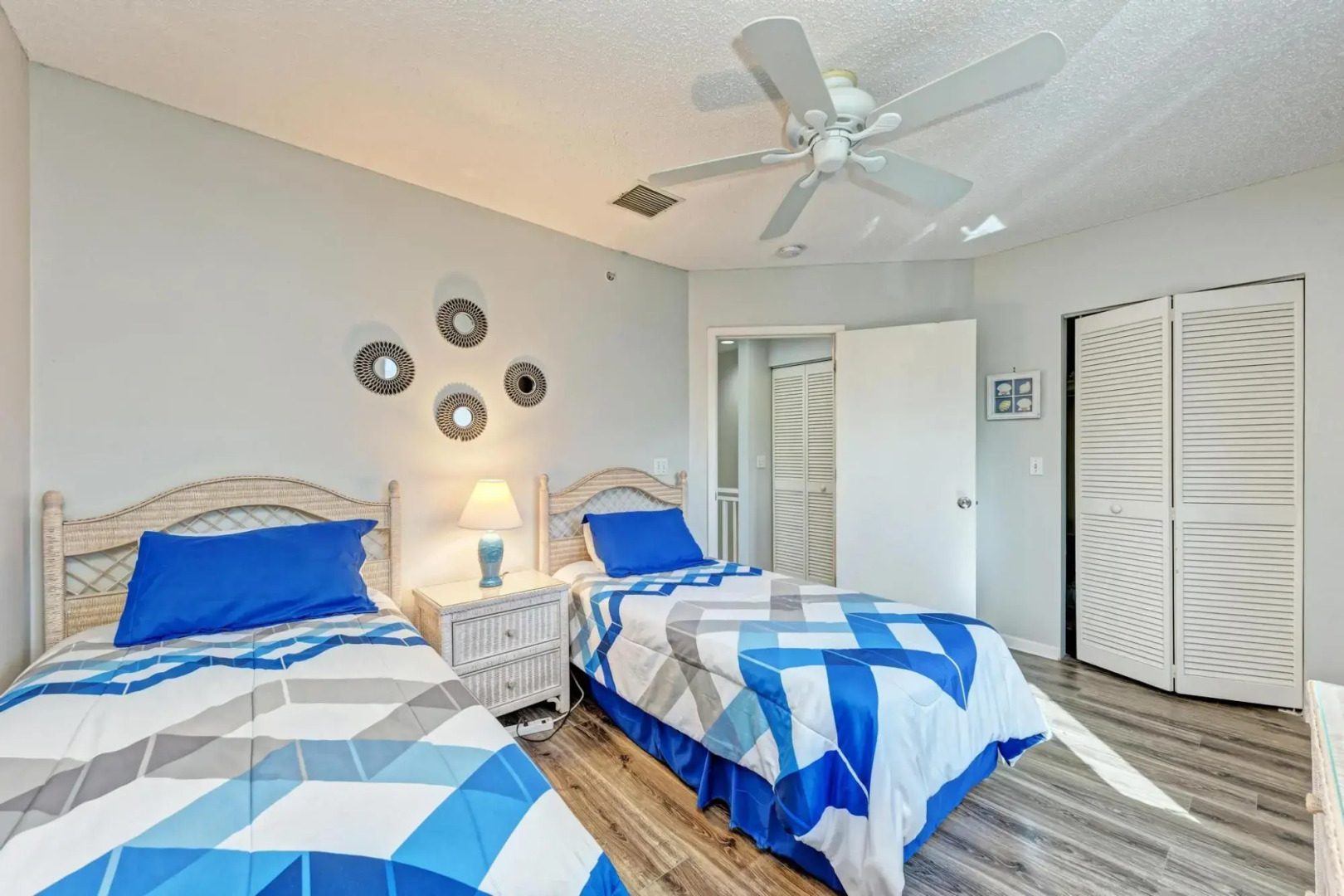 Longboat Key Cedars Beach House-pet Friendly-2 Minute To The Beach