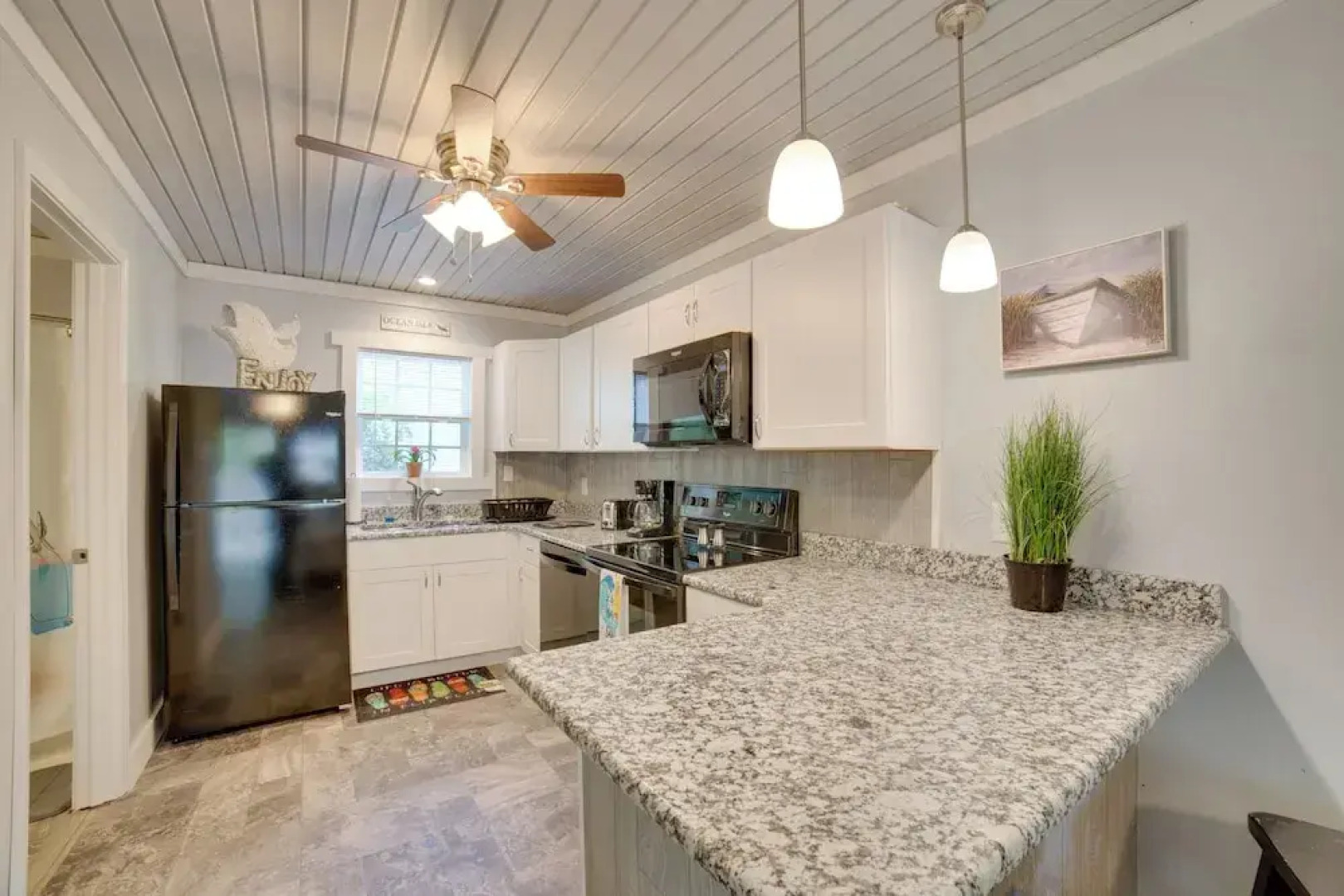 Ocean Isle Beach Studio w/ Patio - 1 Mi to Pier!