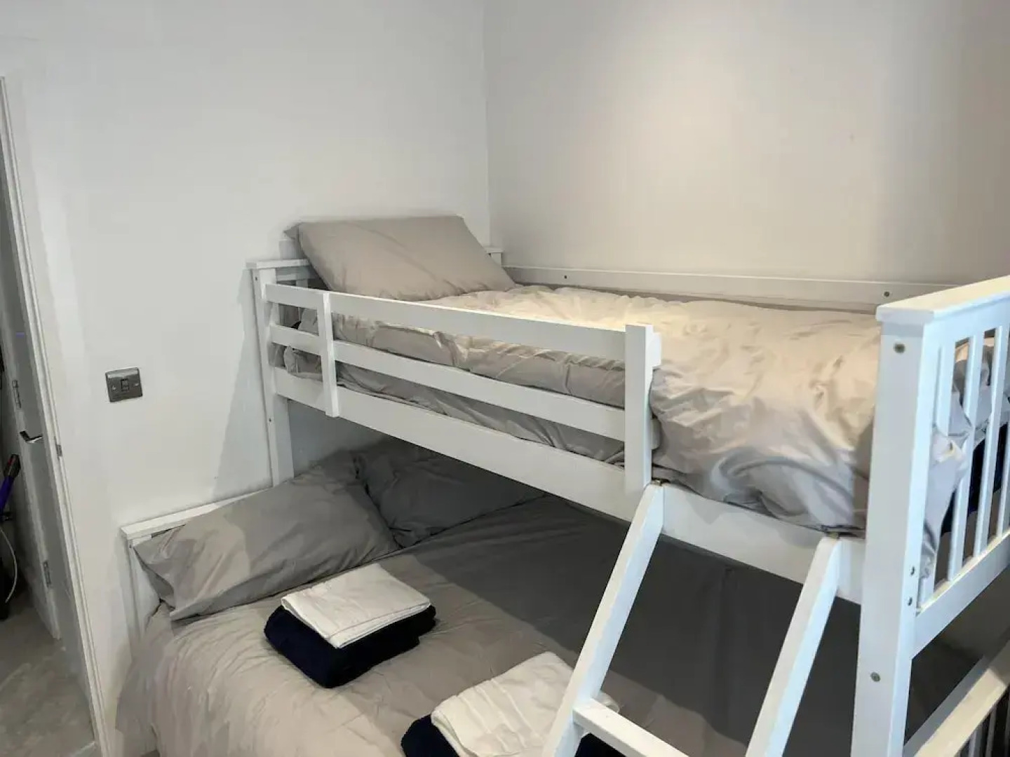 3 Bedrooms - 6 Guests - Fireplace - Near Beach