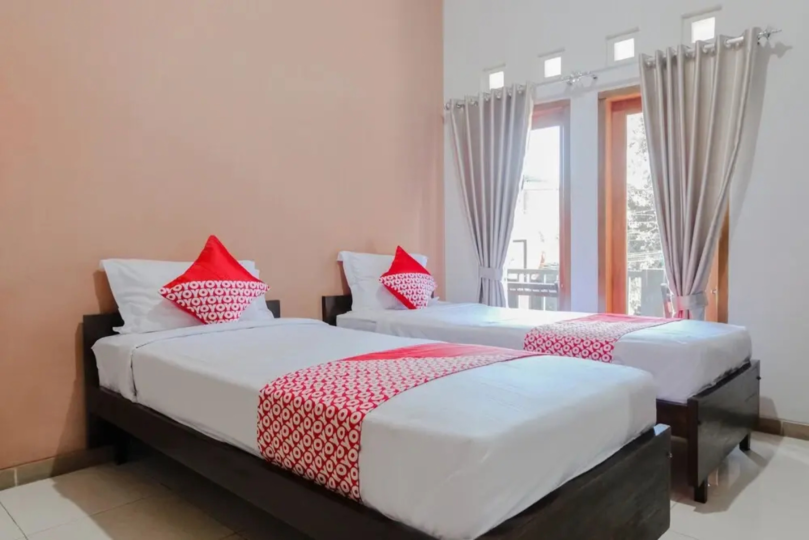 OYO 1306 Kraton Mas Family Residence