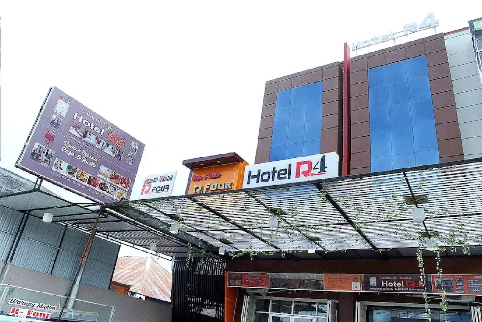 R Four Hotel by OYO Rooms