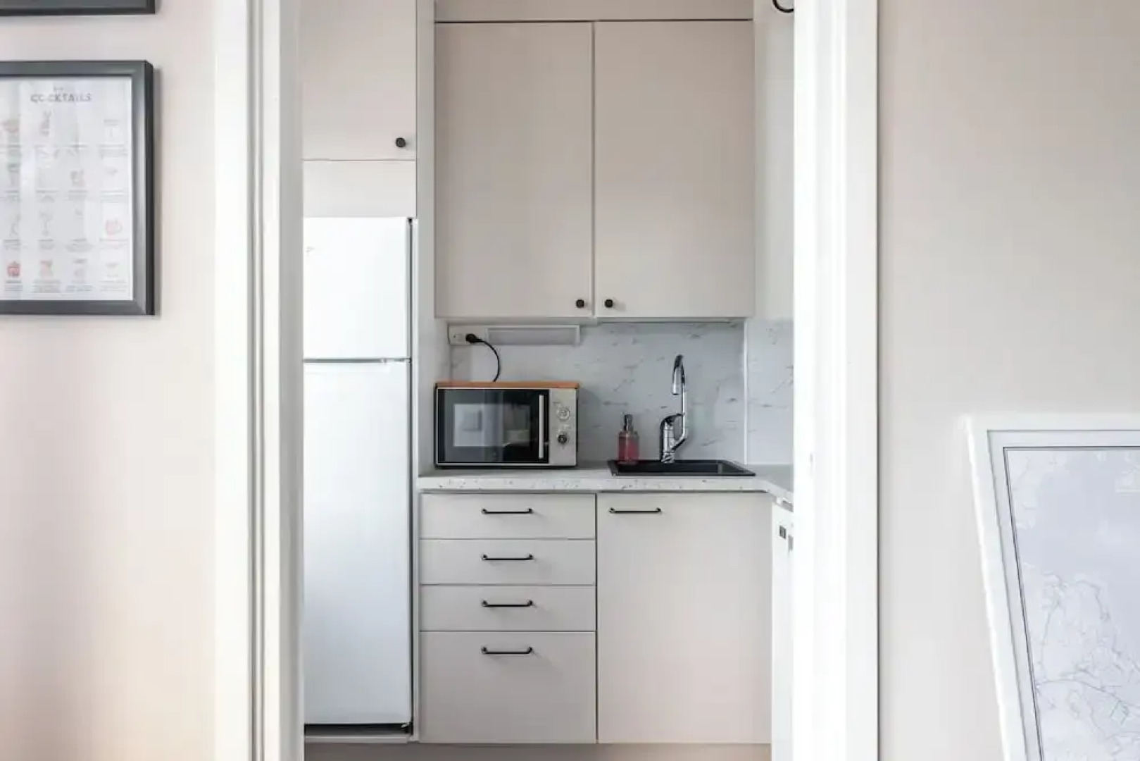 Bright & Cozy, Renovated Studio in the Center