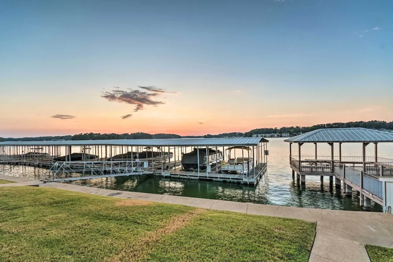 Sunset-view Resort Condo on Lake Hamilton!