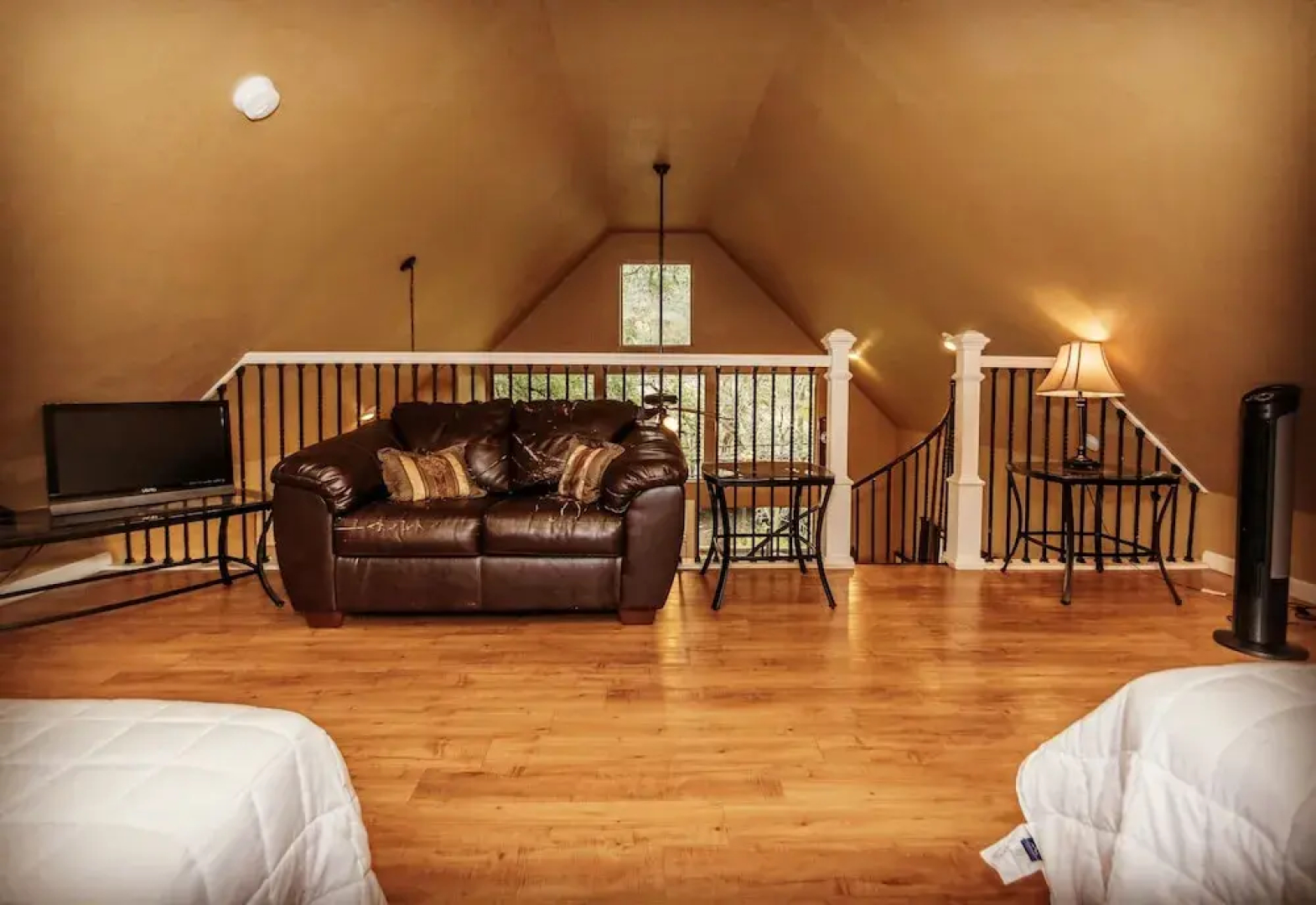River Rd. Treehouses- Mockingbird Lodge