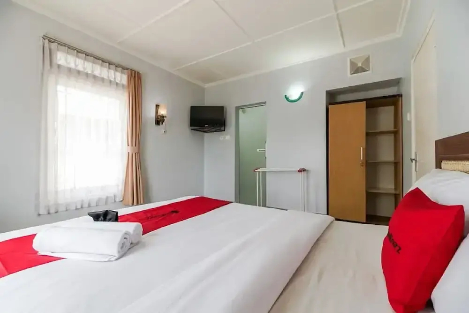 RedDoorz near Ngarai Sianok Bukittinggi