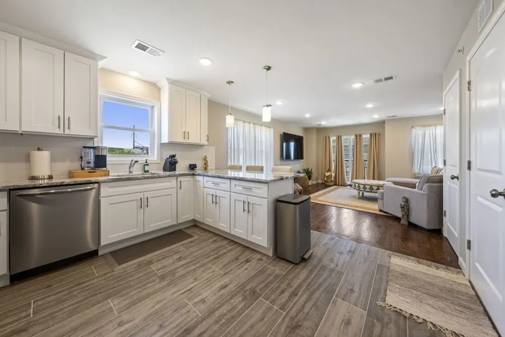 Simon Stays I Grand Oasis