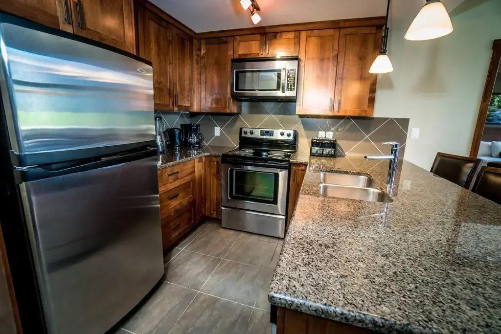 Spacious 3BR 2BA Penthouse with Mountain Views