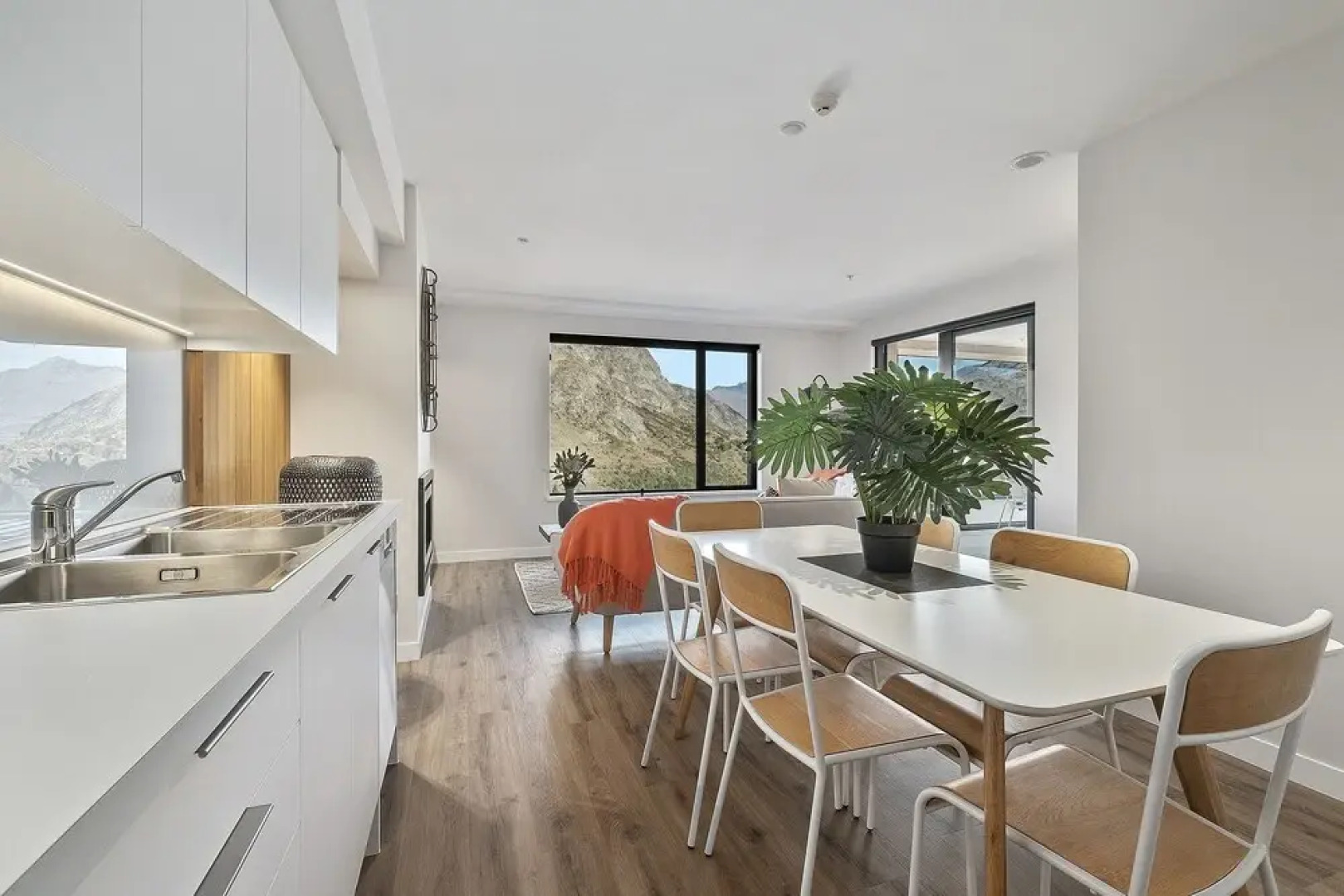 Coroshot - Apartment 10 @ la Residence du Parc