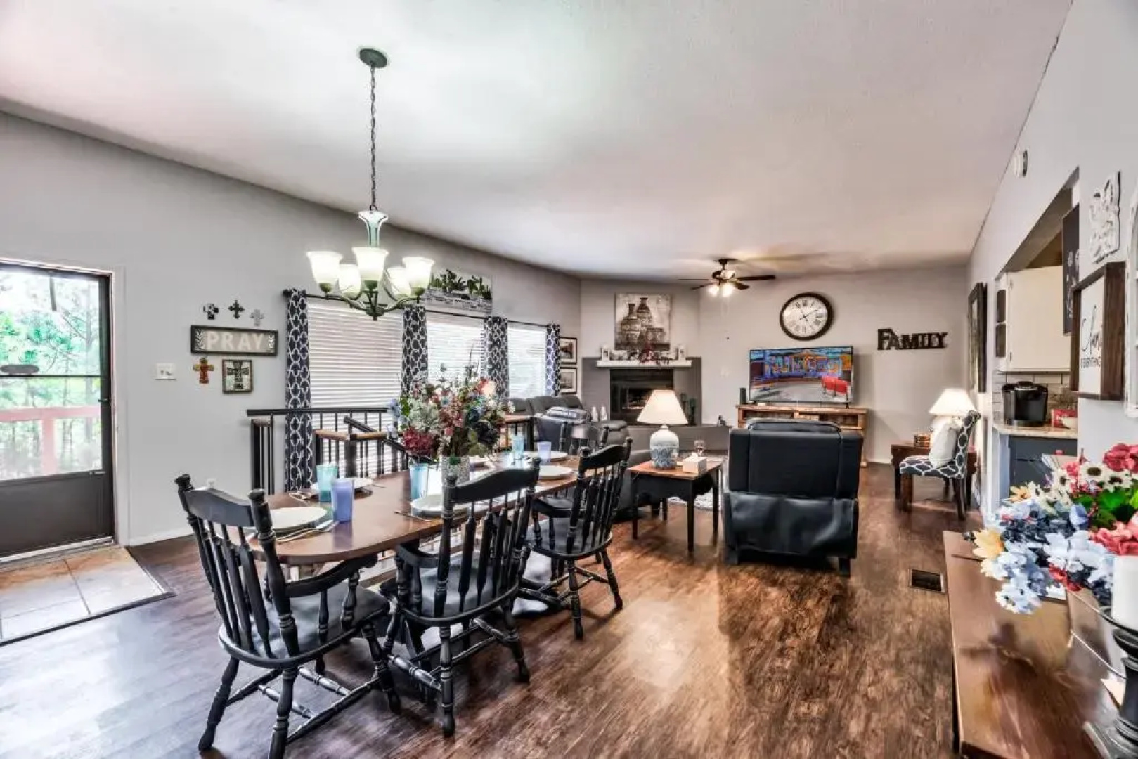 Cozy Up Haus, 3BRs, Game Room, Deck, Wi-Fi, Sleeps 8