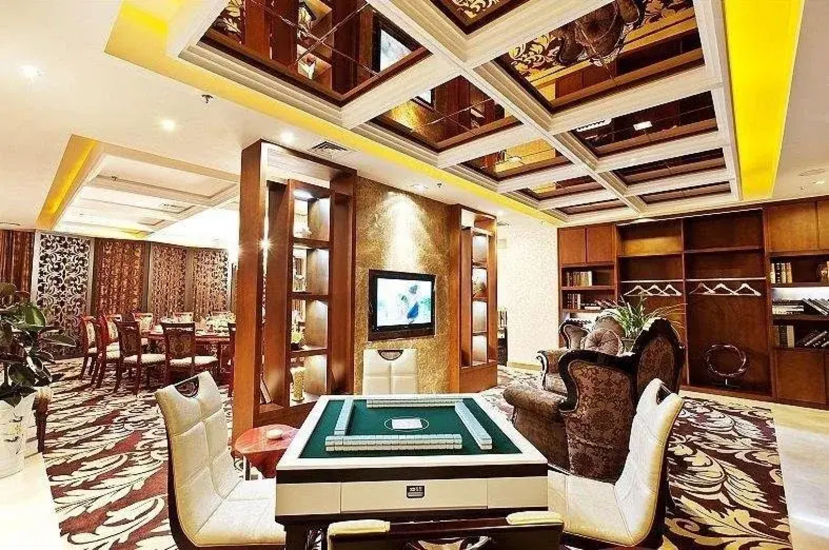 Xinyang East Earl Hotel