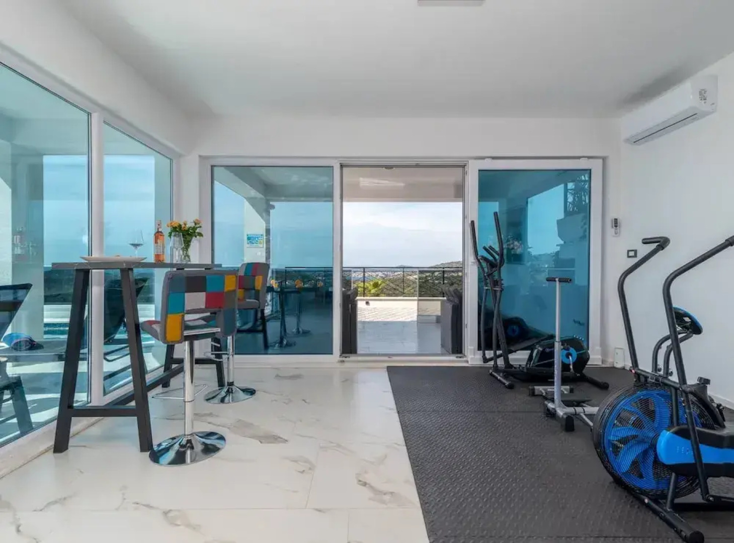 Luminous Infinity Villa With Pool and Gym