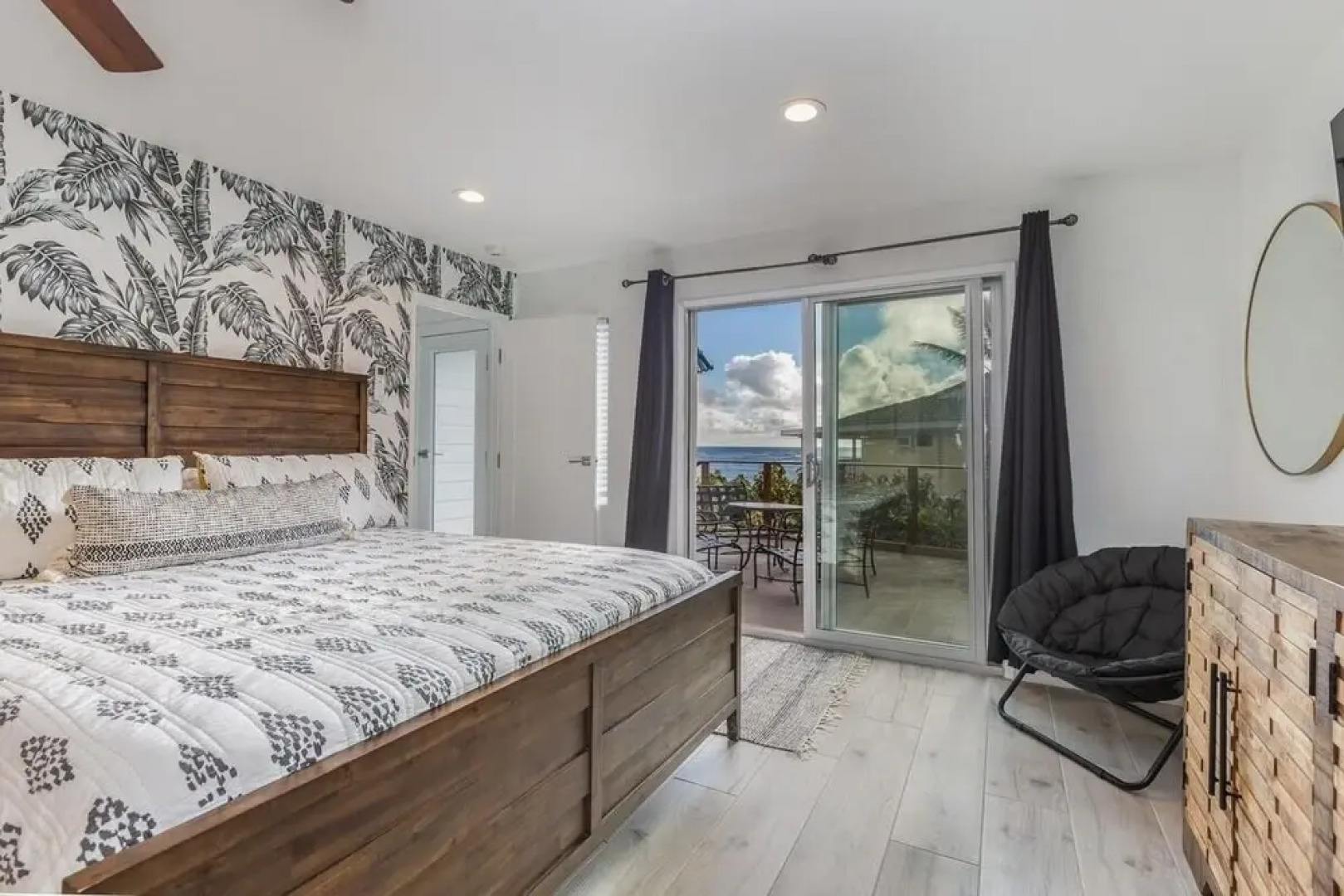 Bond House 4 Bedroom Home by RedAwning