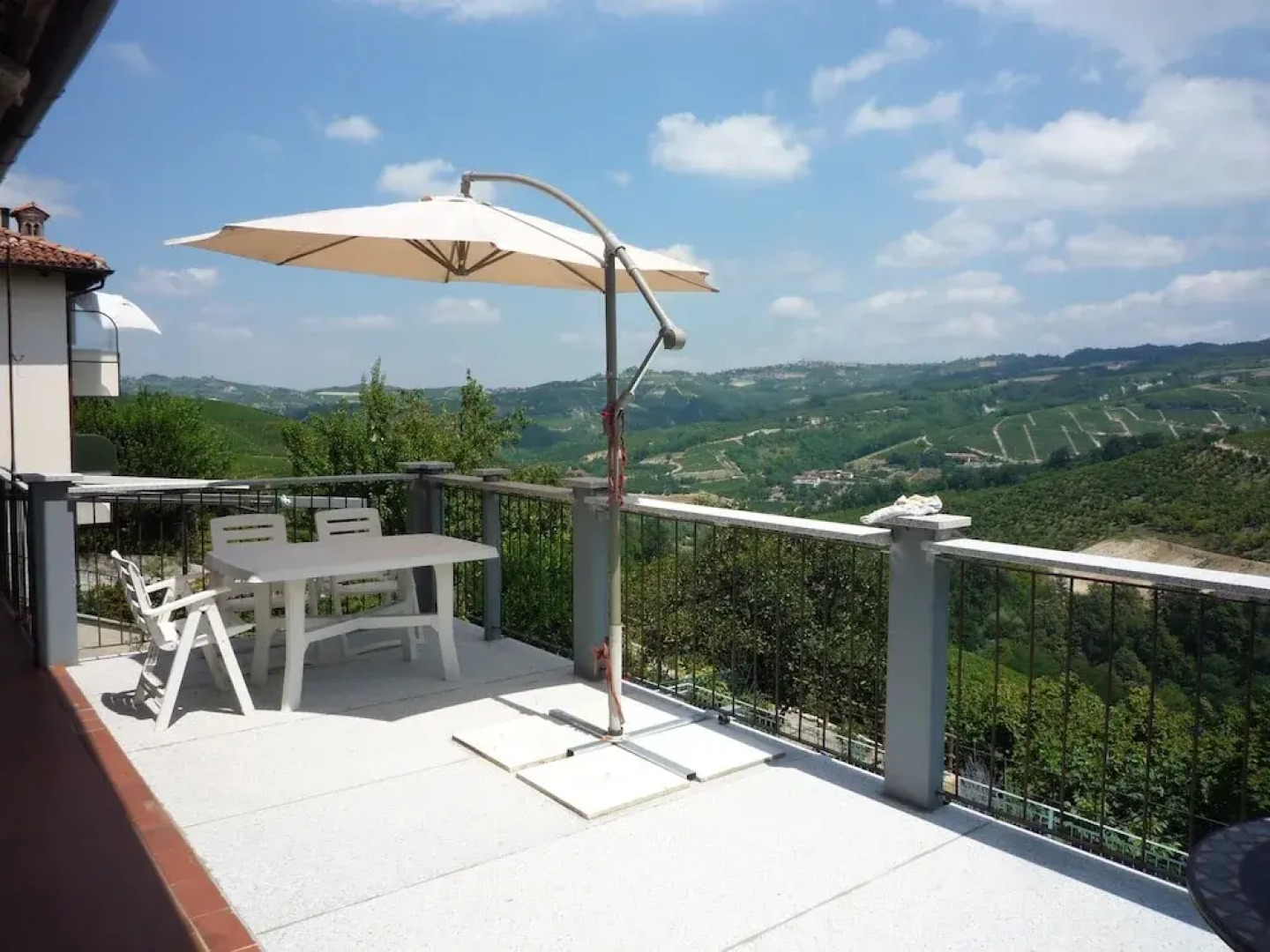 The Vigna del Parroco 2 is a House With two Apartments Located in Serralunga