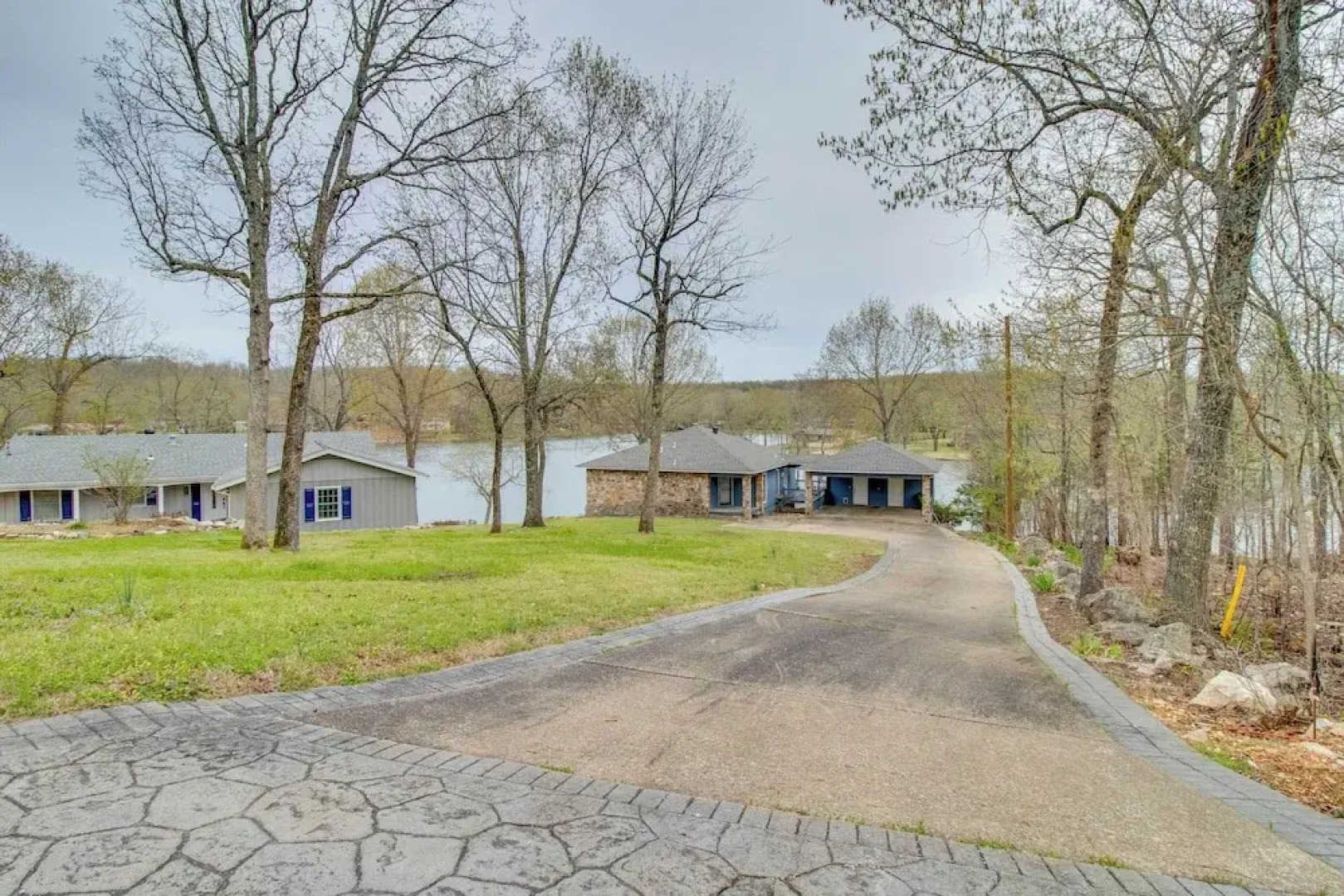 Lakefront Arkansas Abode - Deck, Grill & Fire Pit!