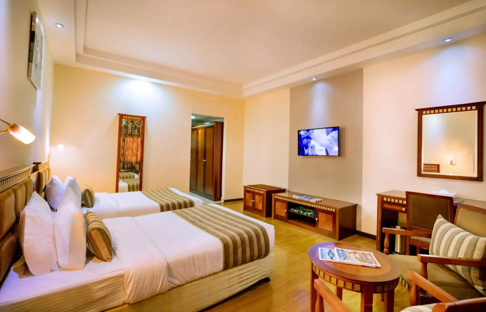 Отель Hamdan Plaza