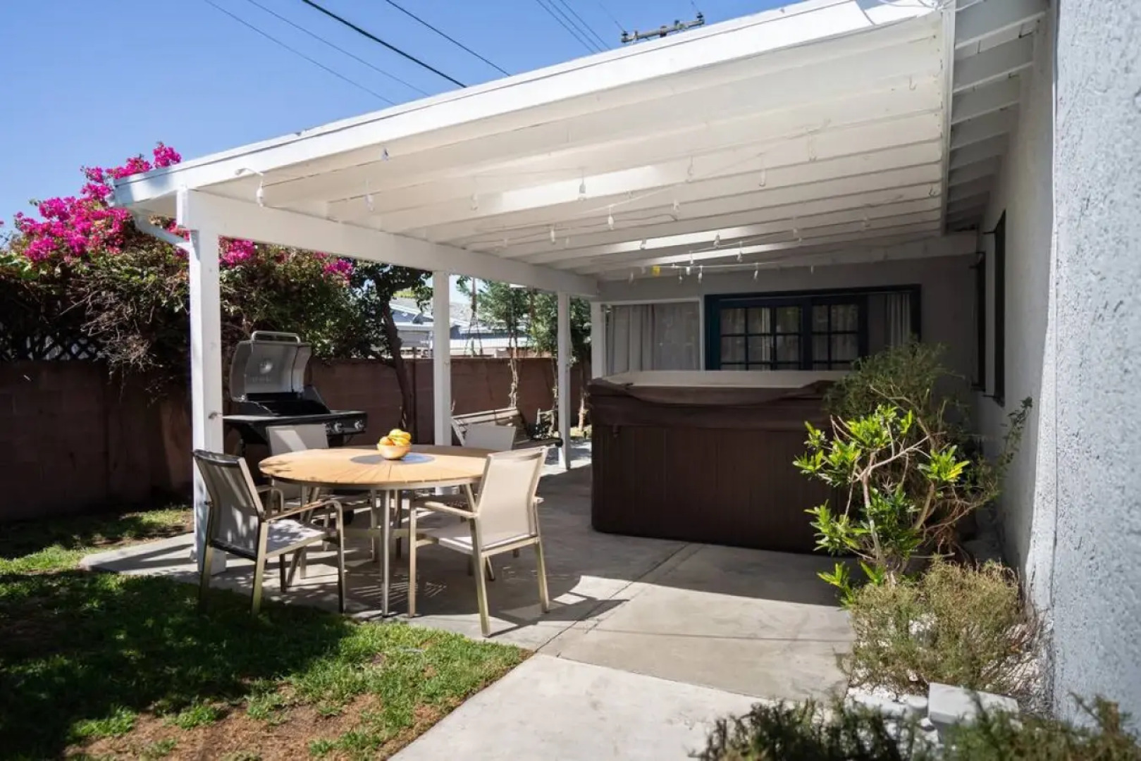 TASTEFUL SPACIOUS 3-BEDROOM HOME WITH HOT TUB ONLY MINUTES FROM DISNEYLAND  (p56)