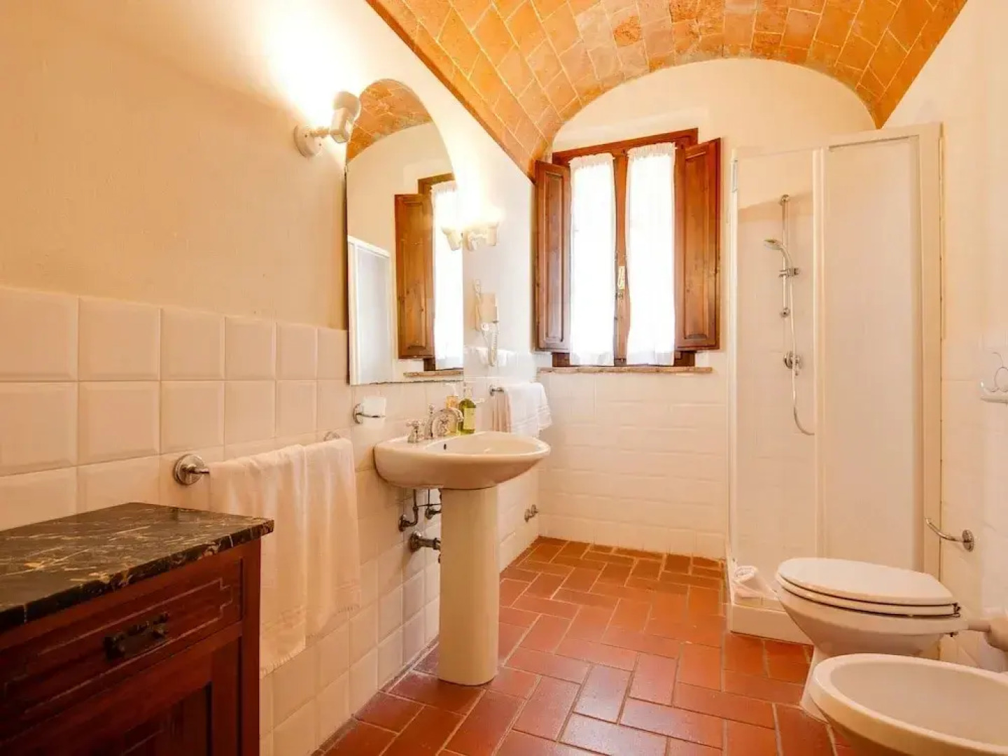 Belvilla by OYO Lavish Farmhouse With Fireplace