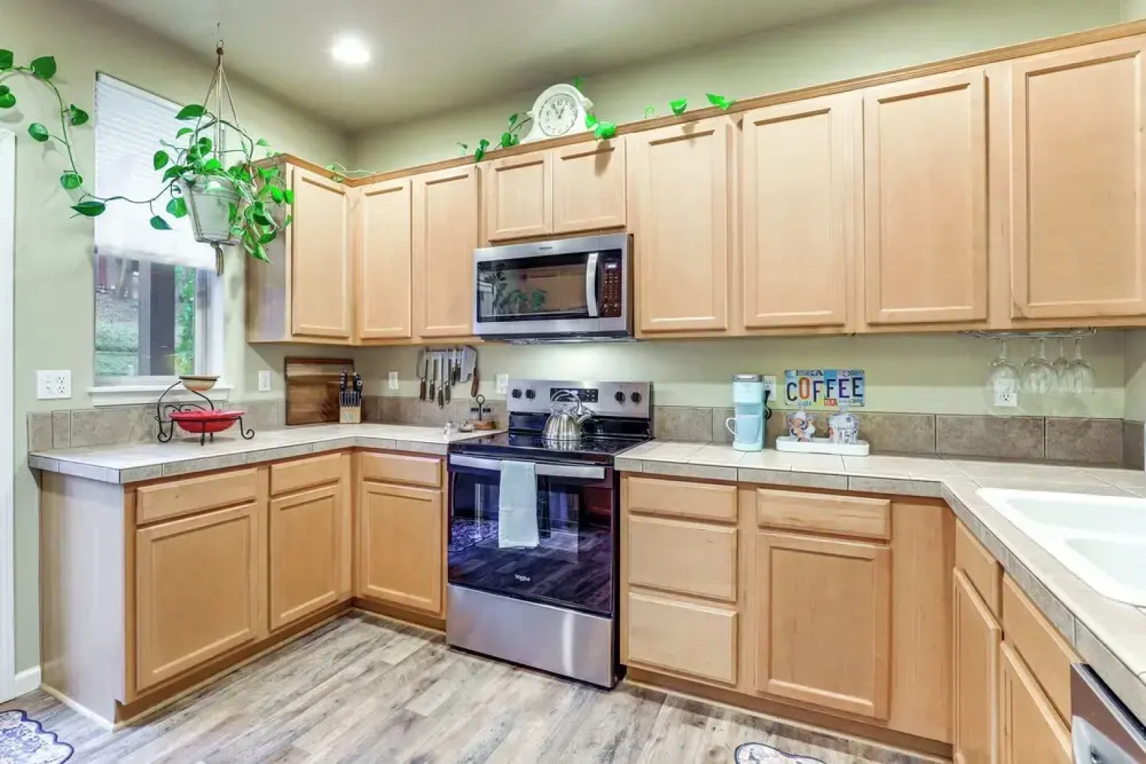 Walk to Mcmenamins Edgefield: Inviting Townhome!