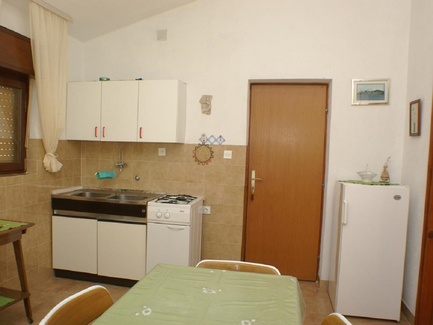 Apartment Niko - 50 m from pebble beach: A4 Pisak, Riviera Omis