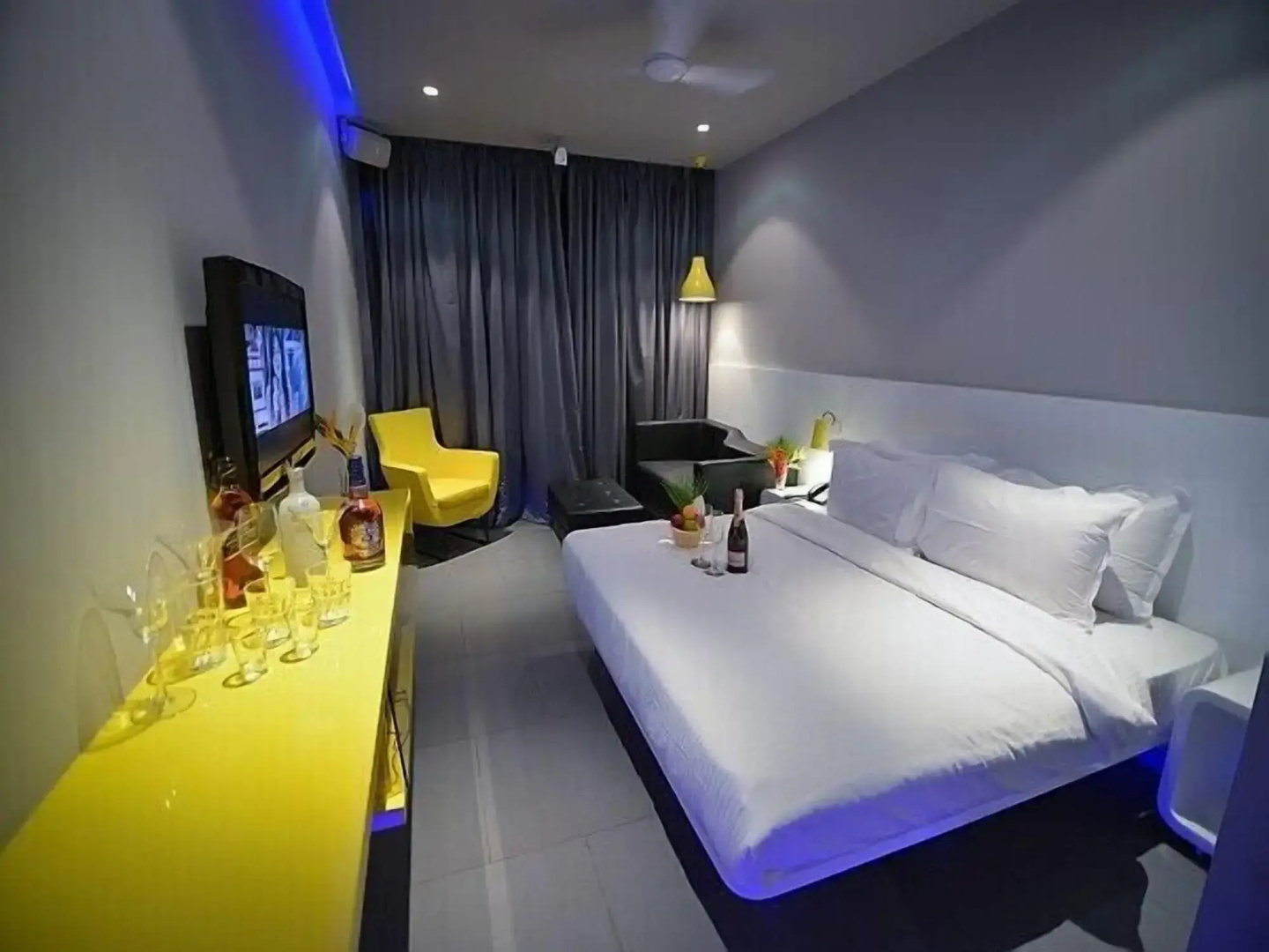 SinQ Party Hotel