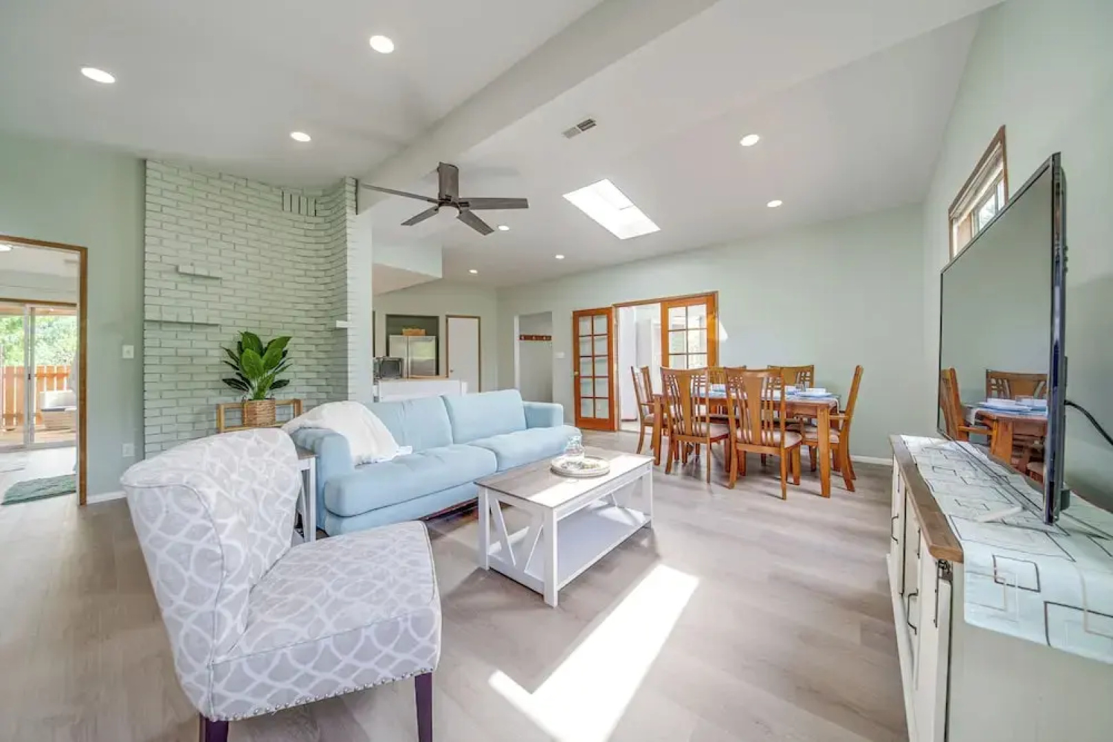 < 1 Mi to Lake Washington: Peaceful Apt in Kenmore
