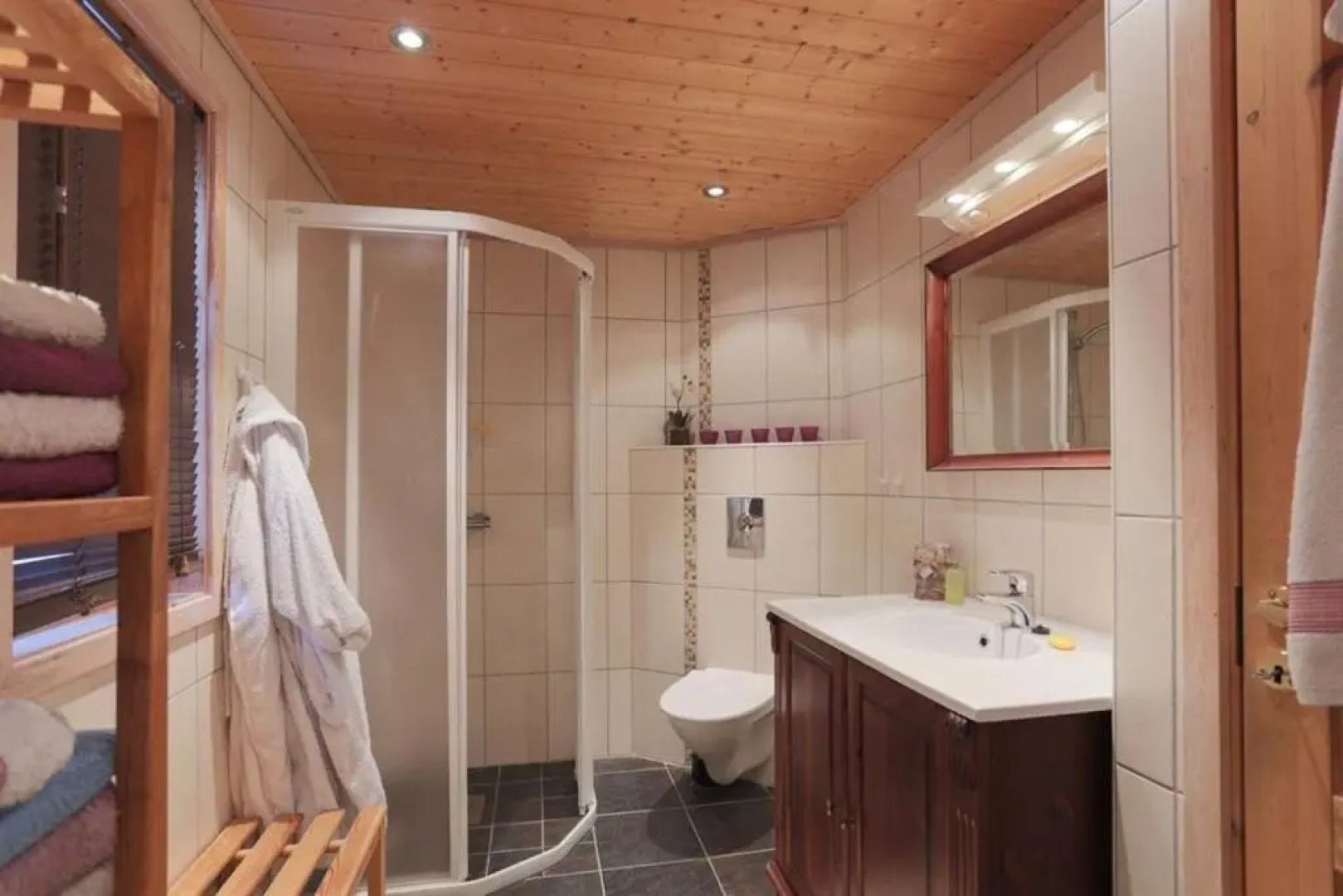 Cabin in Hodlekve with 5 bedrooms & hot tub.