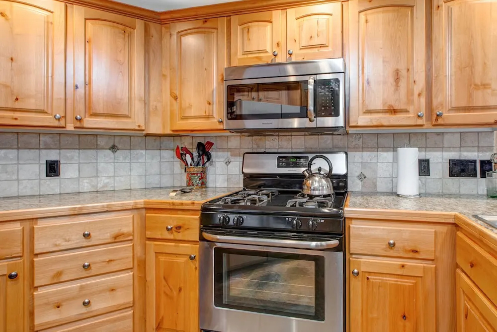 Warm and Spacious Home Base at Redstone by RedAwning