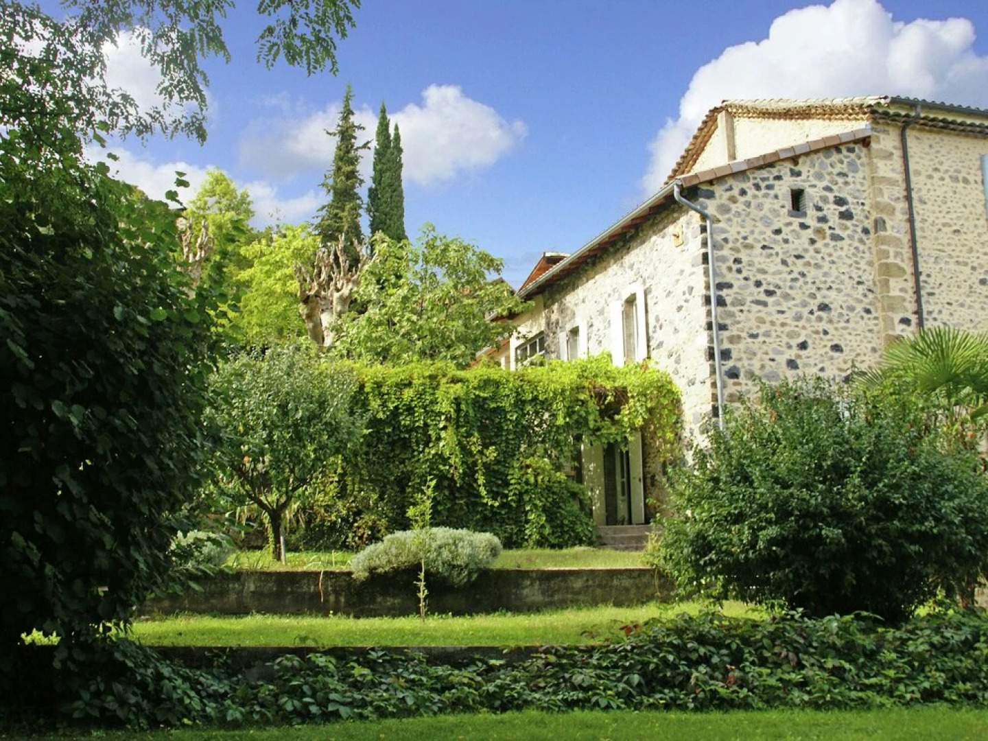 Lovely House with Grass Garden, Shared Swimmingpool, Next To the River Ardèche