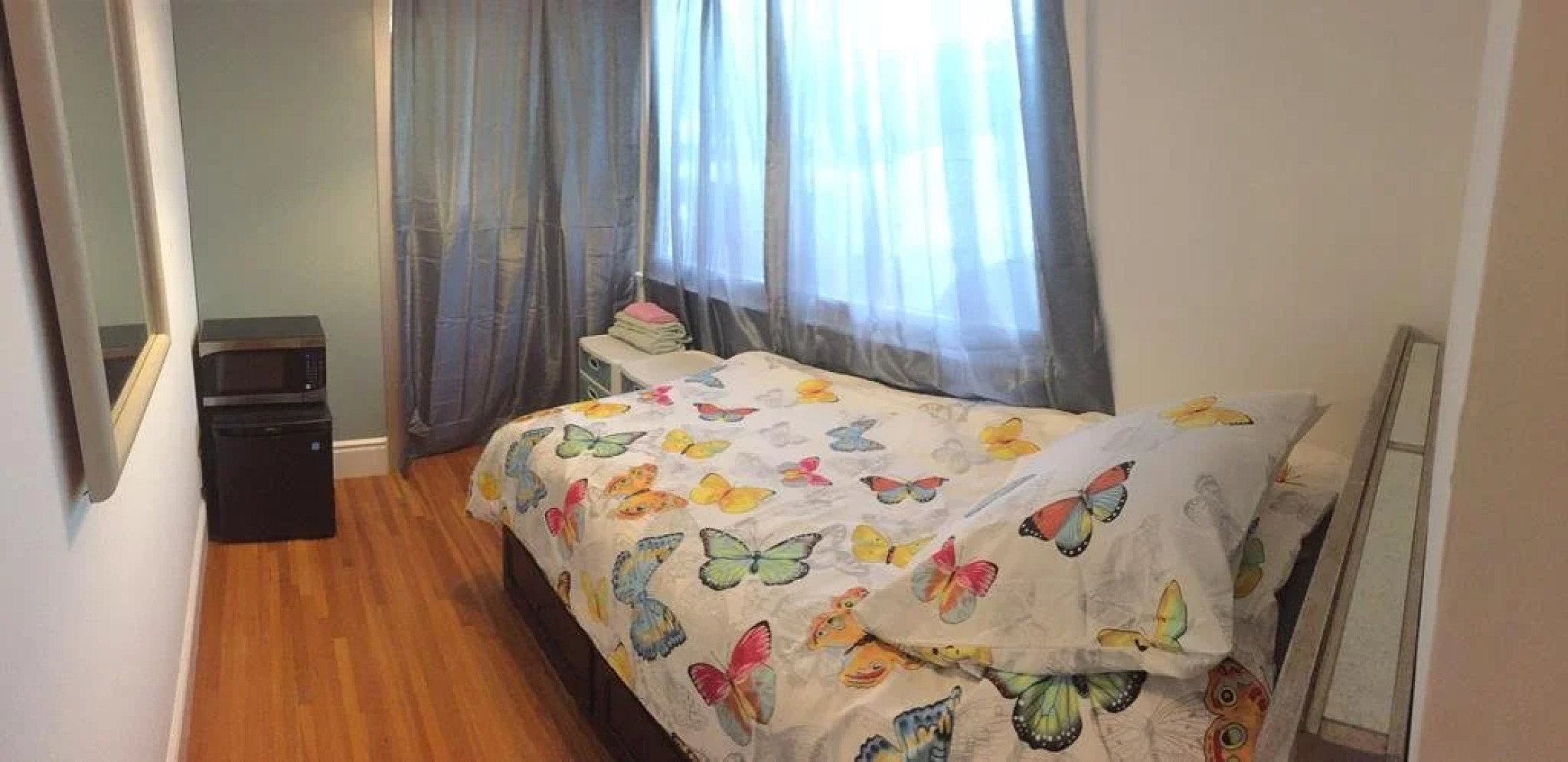 Hollywood Room Rental