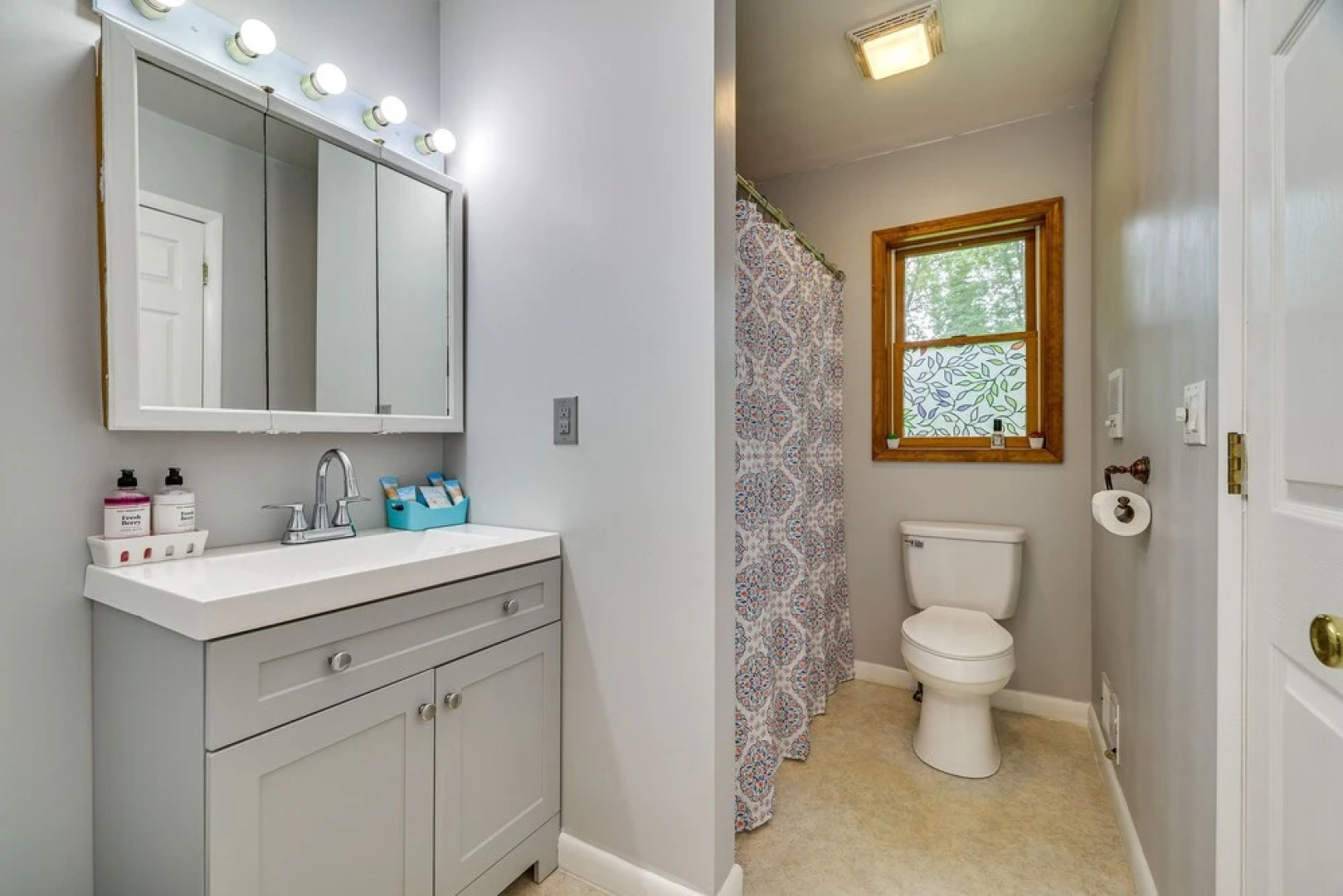 Peaceful Pocono Retreat: Hot Tub & Covered Deck!