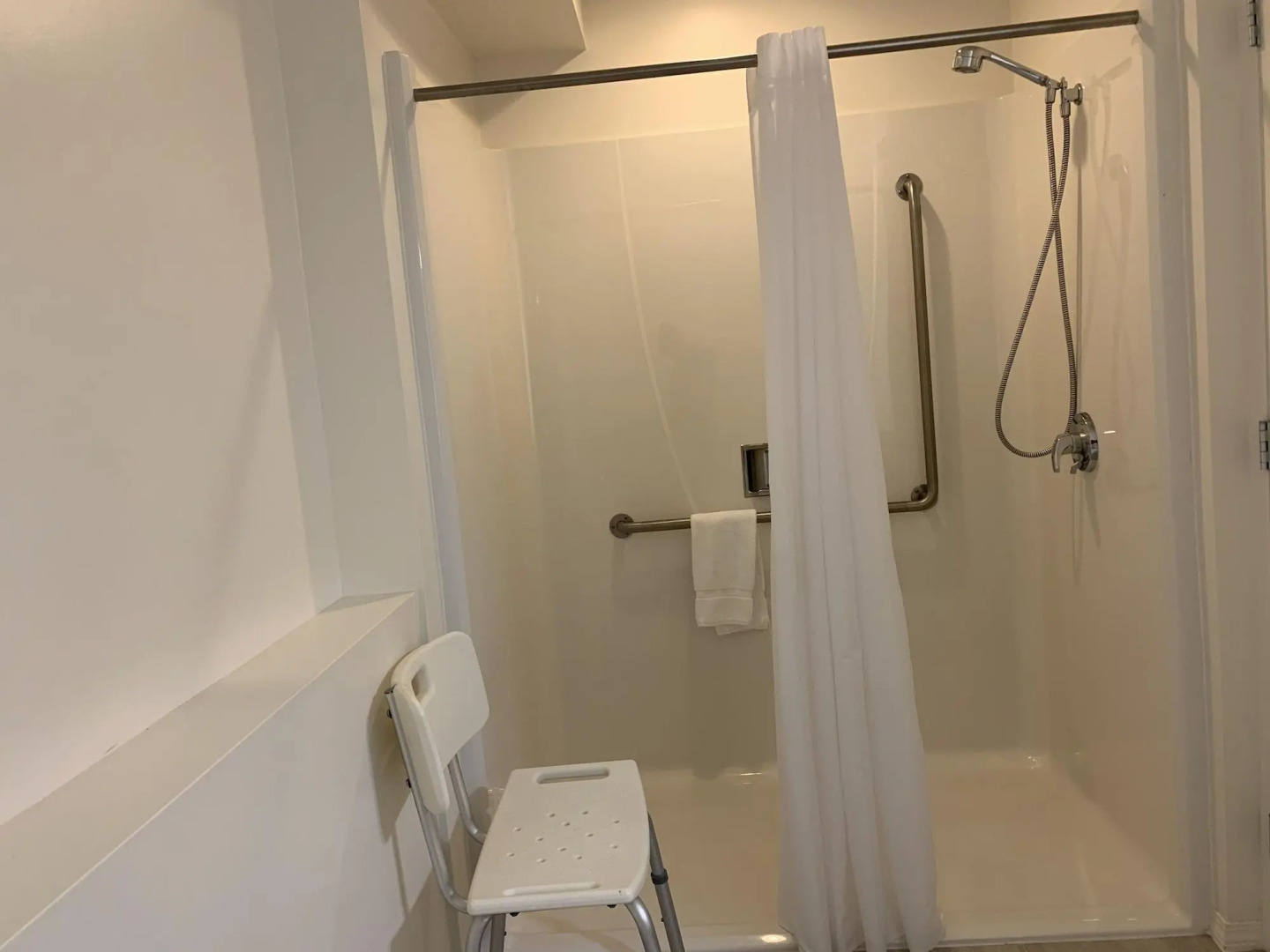 Super 8 by Wyndham Courtenay