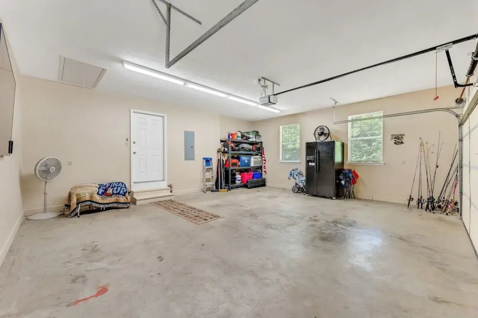 Flippin Haven: Spacious & Cozy Retreat 3 Bedroom Home by RedAwning