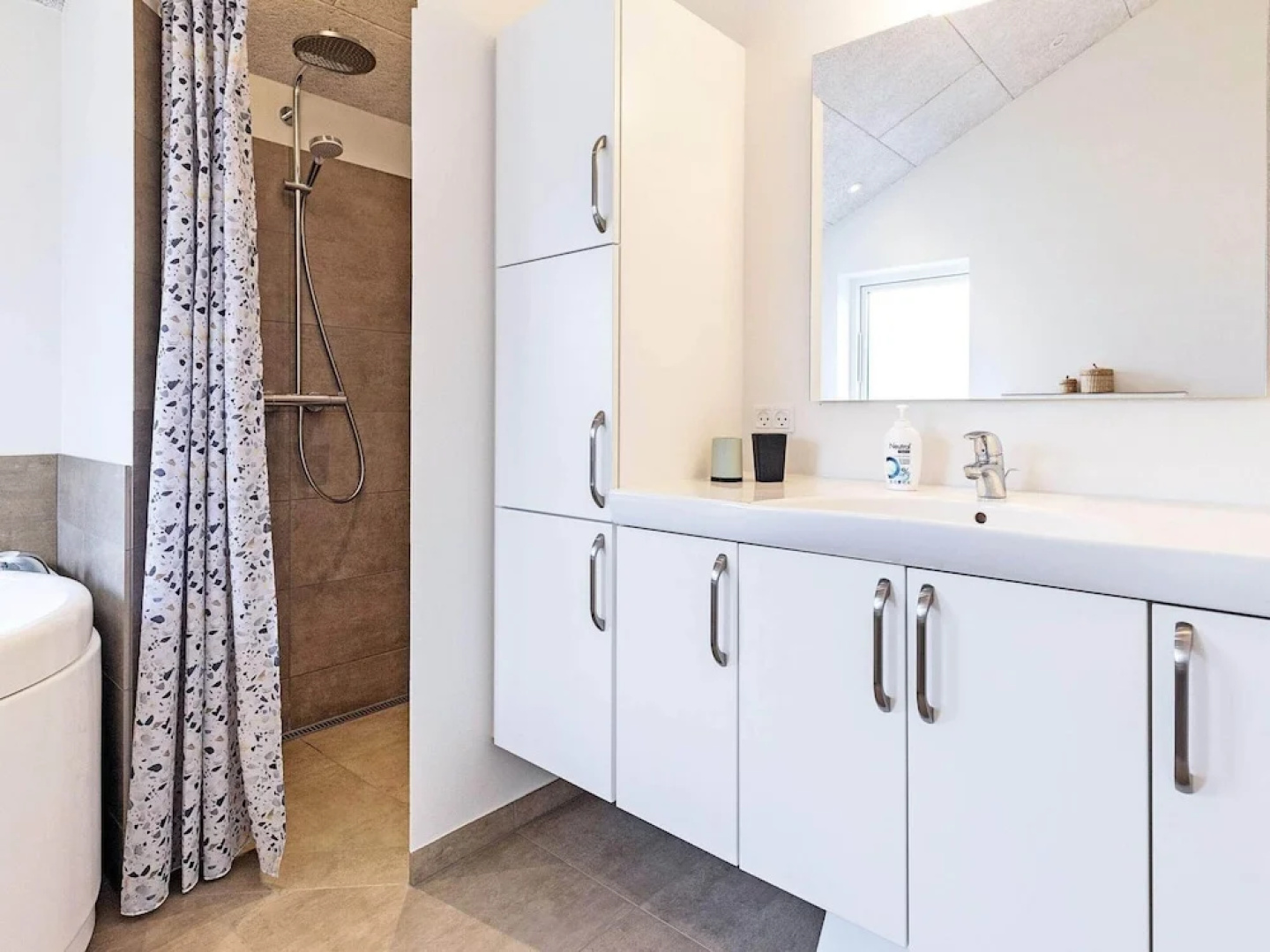 Spacious Holiday Home in Humble With Beach Nearby