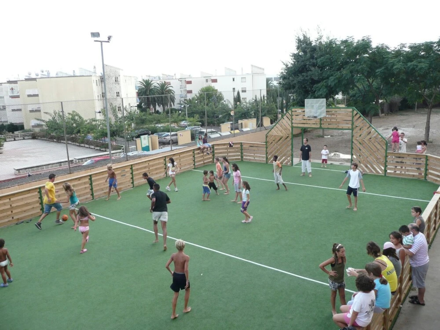 Attractive bungalow with a covered terrace, 1 km. from beach