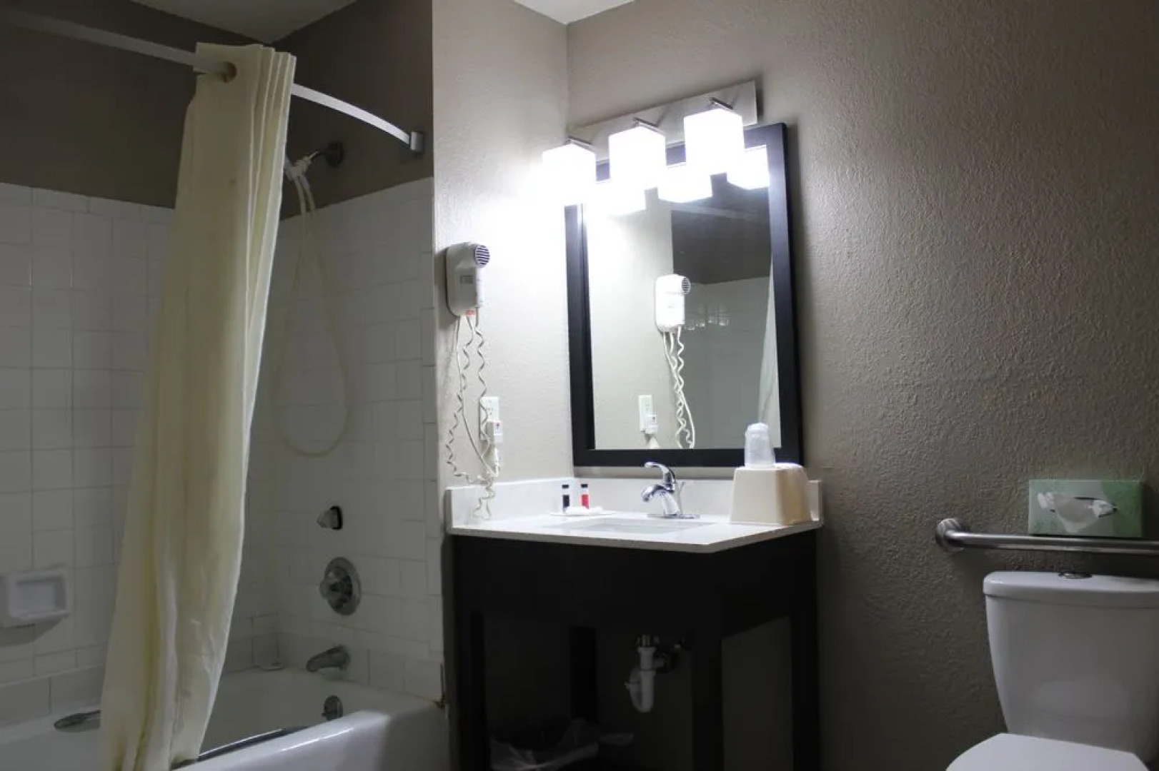 Super 8 by Wyndham Grand Rapids/Wyoming