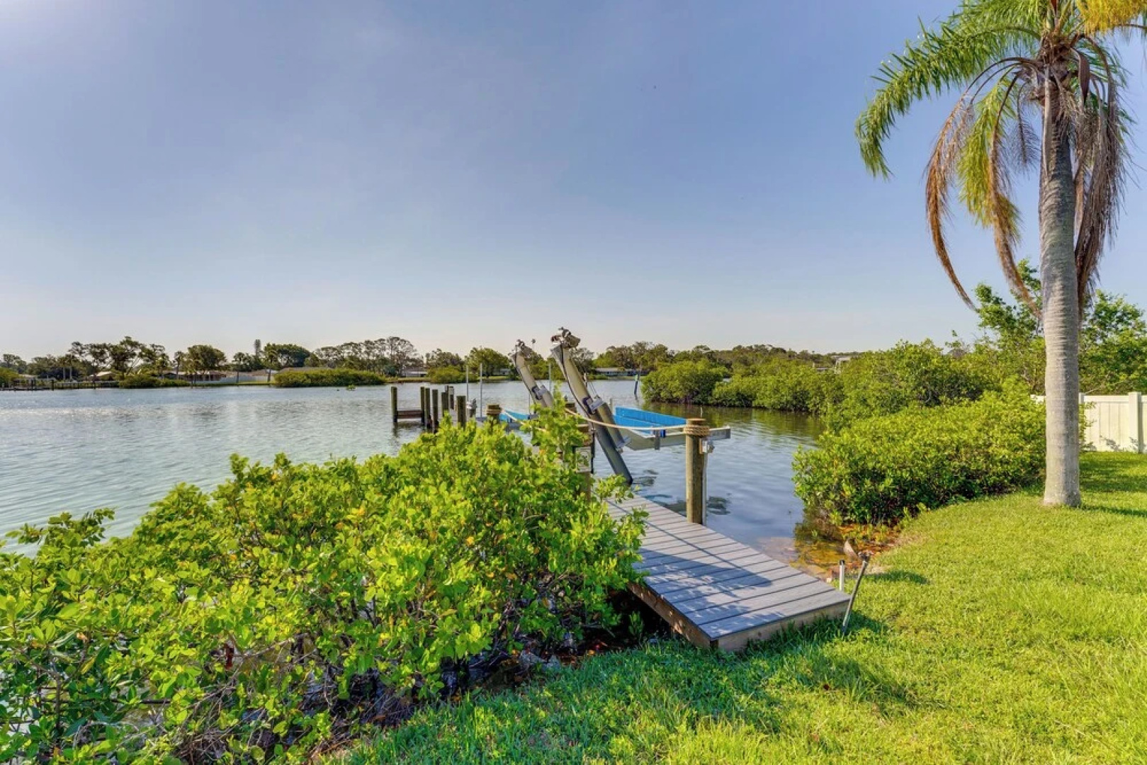 Waterfront Nokomis Escape w/ Dock, Kayaks & Bikes!