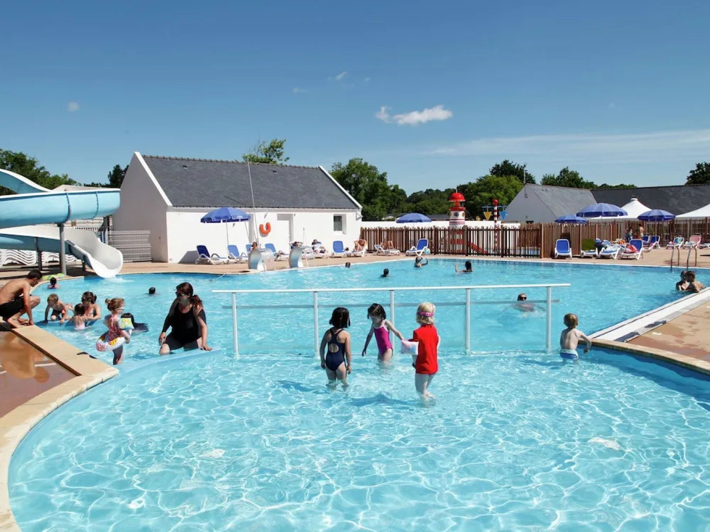 Well-kept chalet with a terrace at 800 m. from the beach