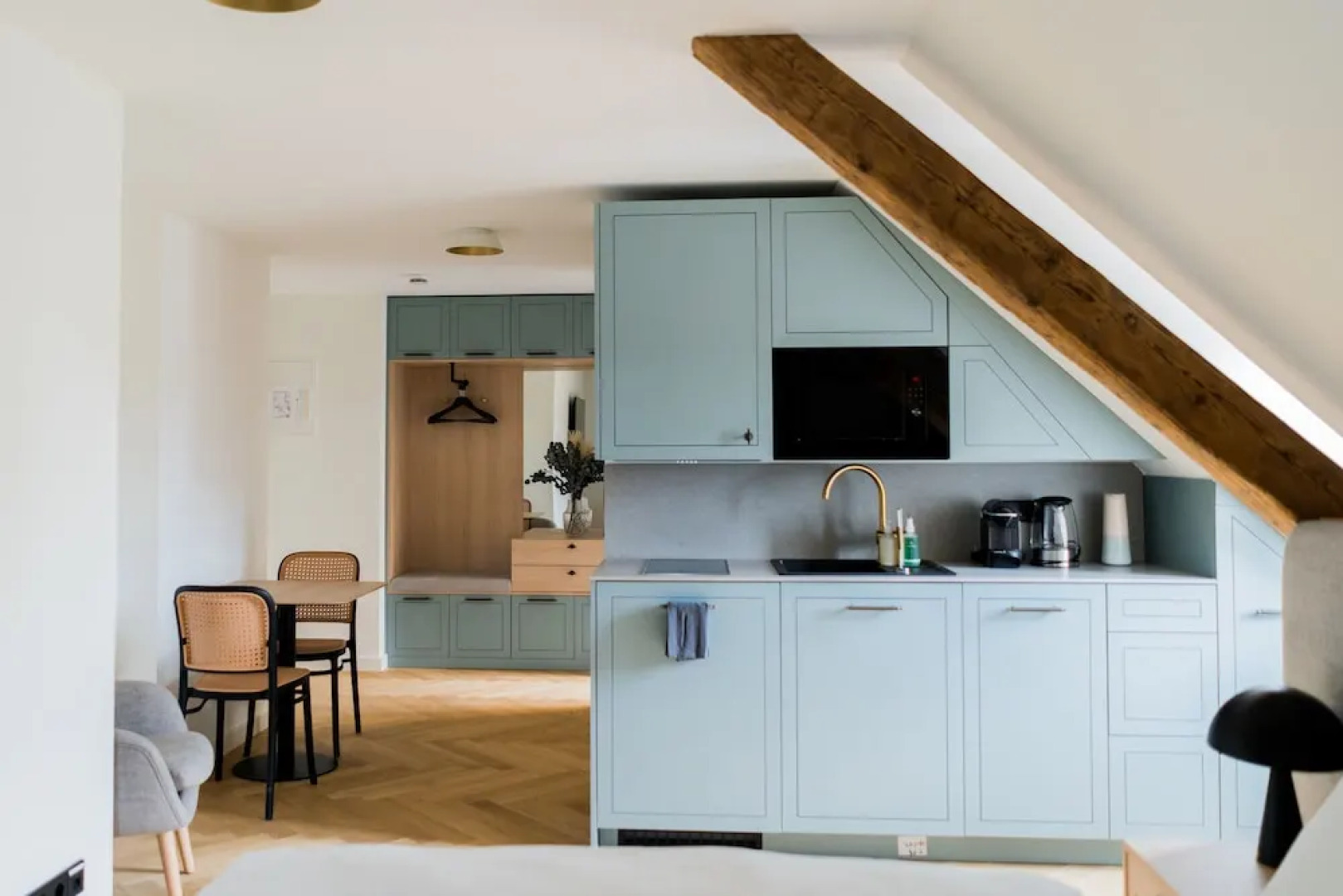 Bob W Munich Airport - Peterhof