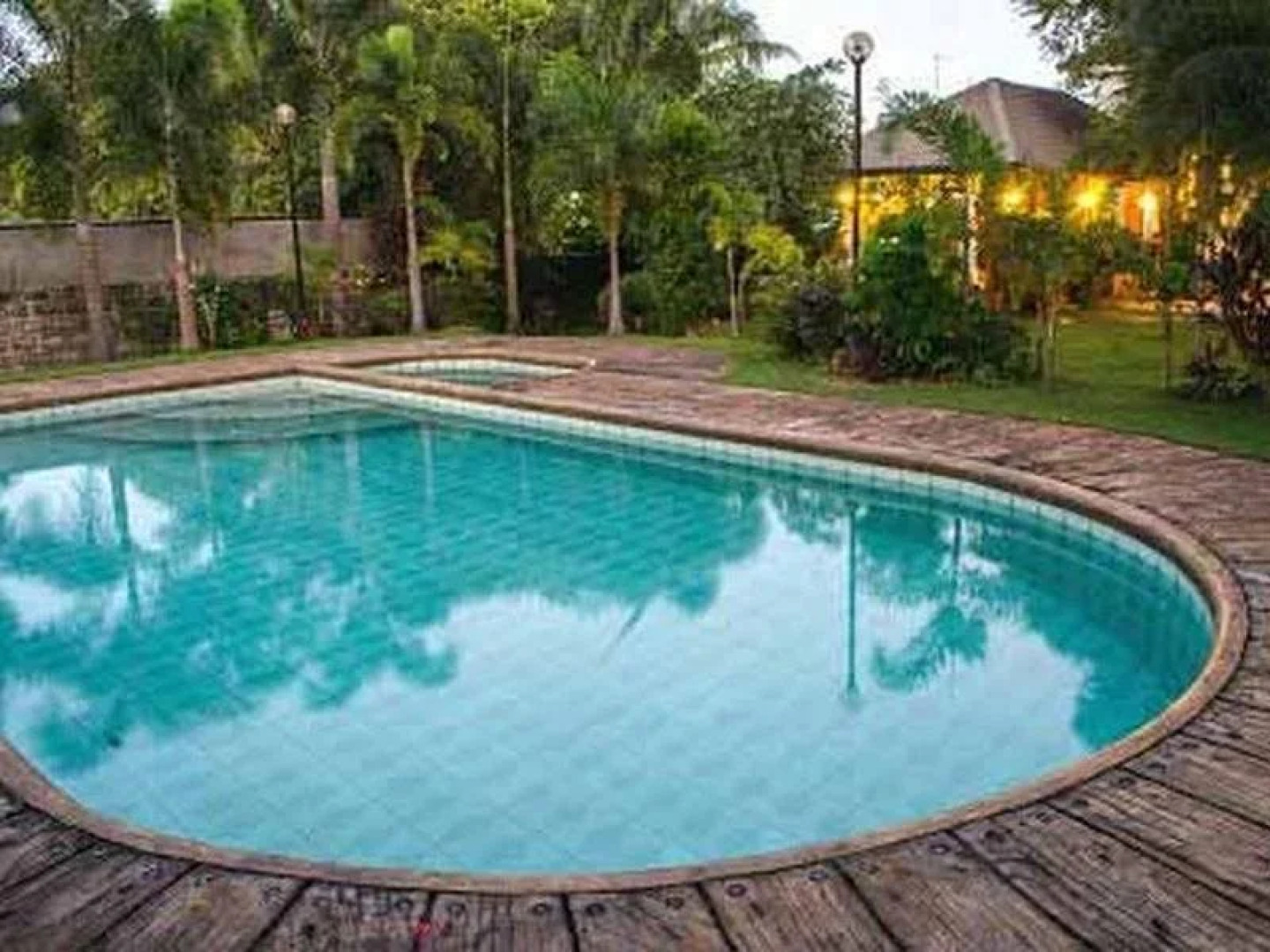 Farmhouse Hotel & Cafe