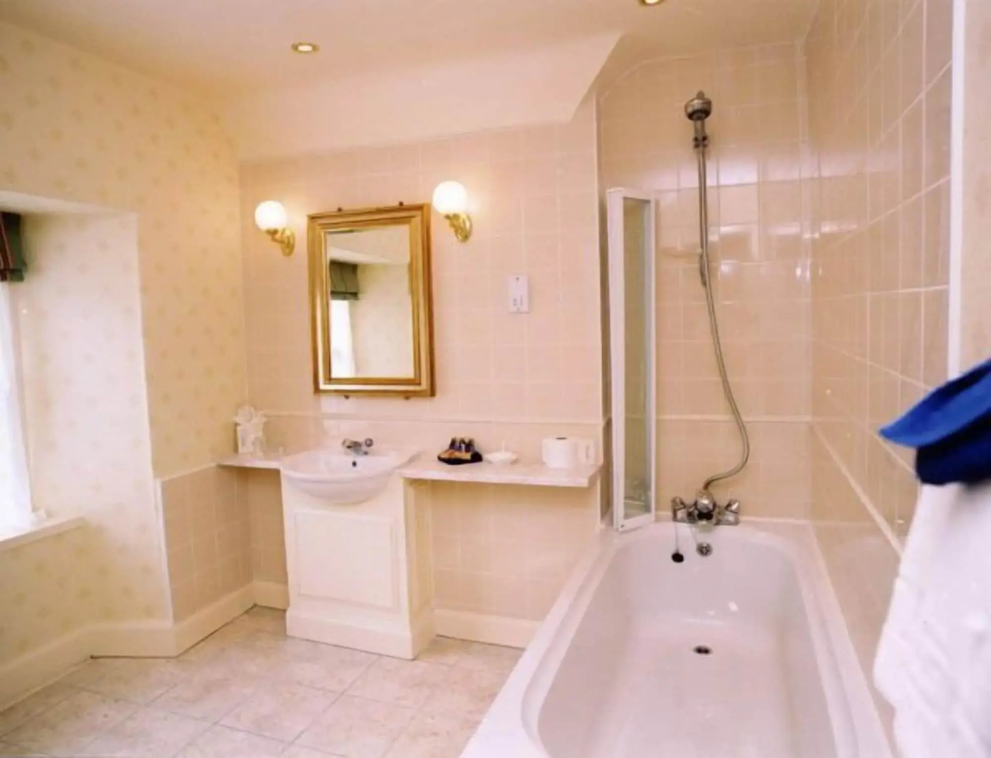 Taychreggan, Signature Collection by Eight Continents