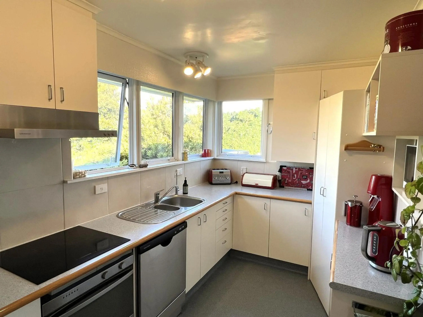 Tranquility Base - Waikanae Beach Holiday Home