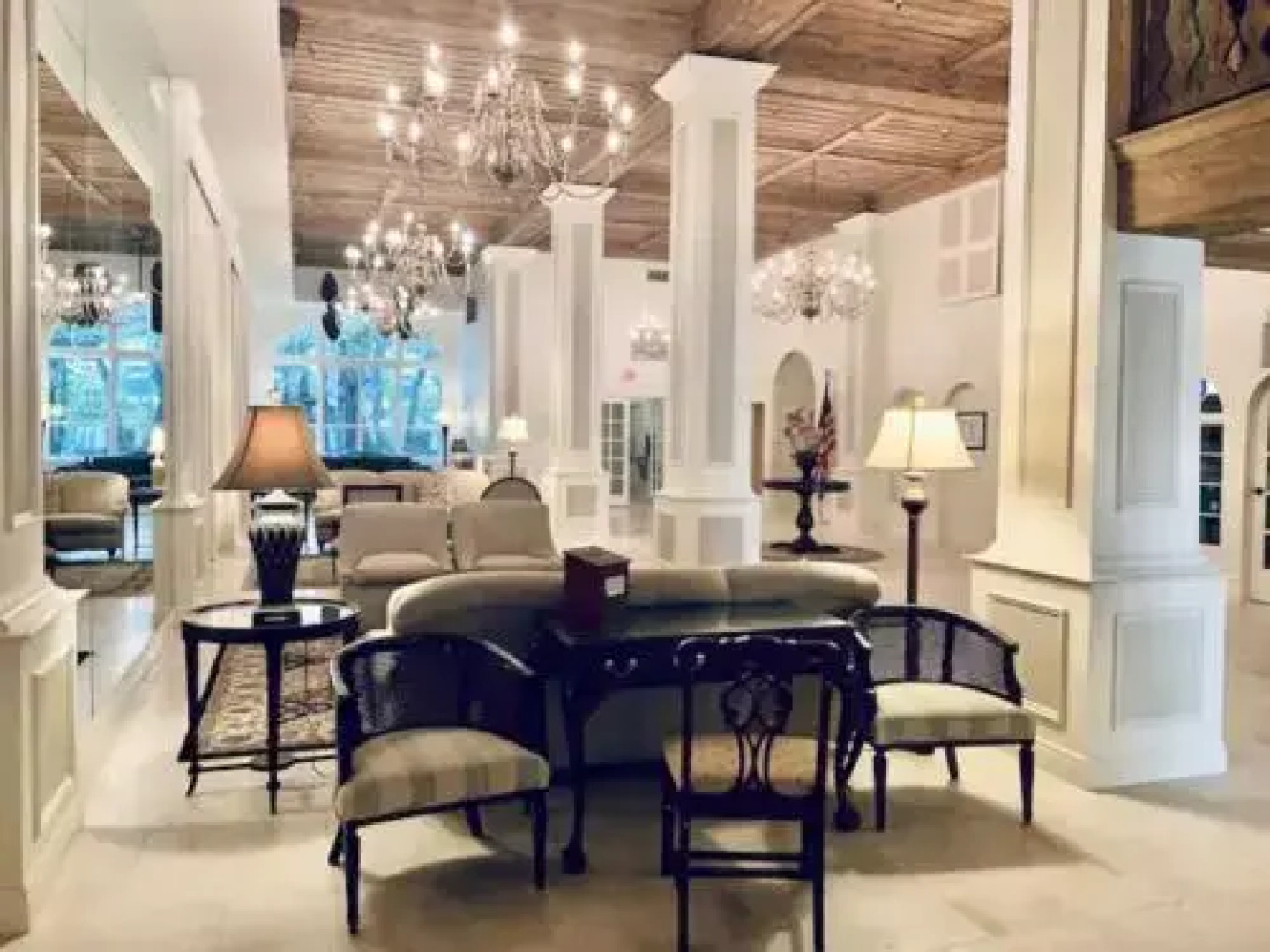 Tropical Beach Condo - Pool, Parking, 86" TV, WiFi