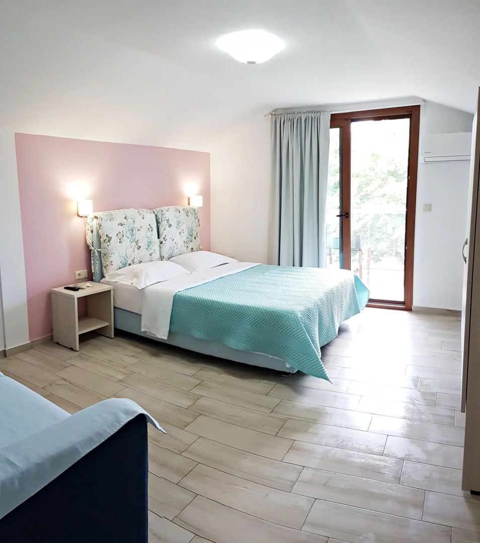 Studios & Apartments Efrosini