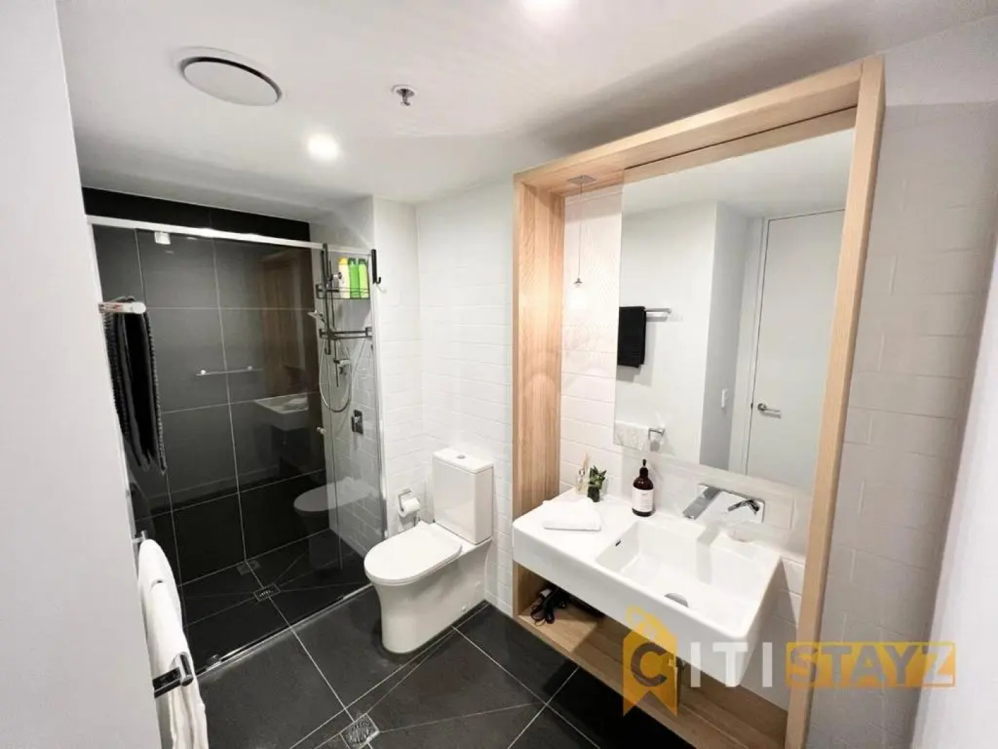 Light & Lovely in Canberra's CBD - 1BR Apt w/Carsp