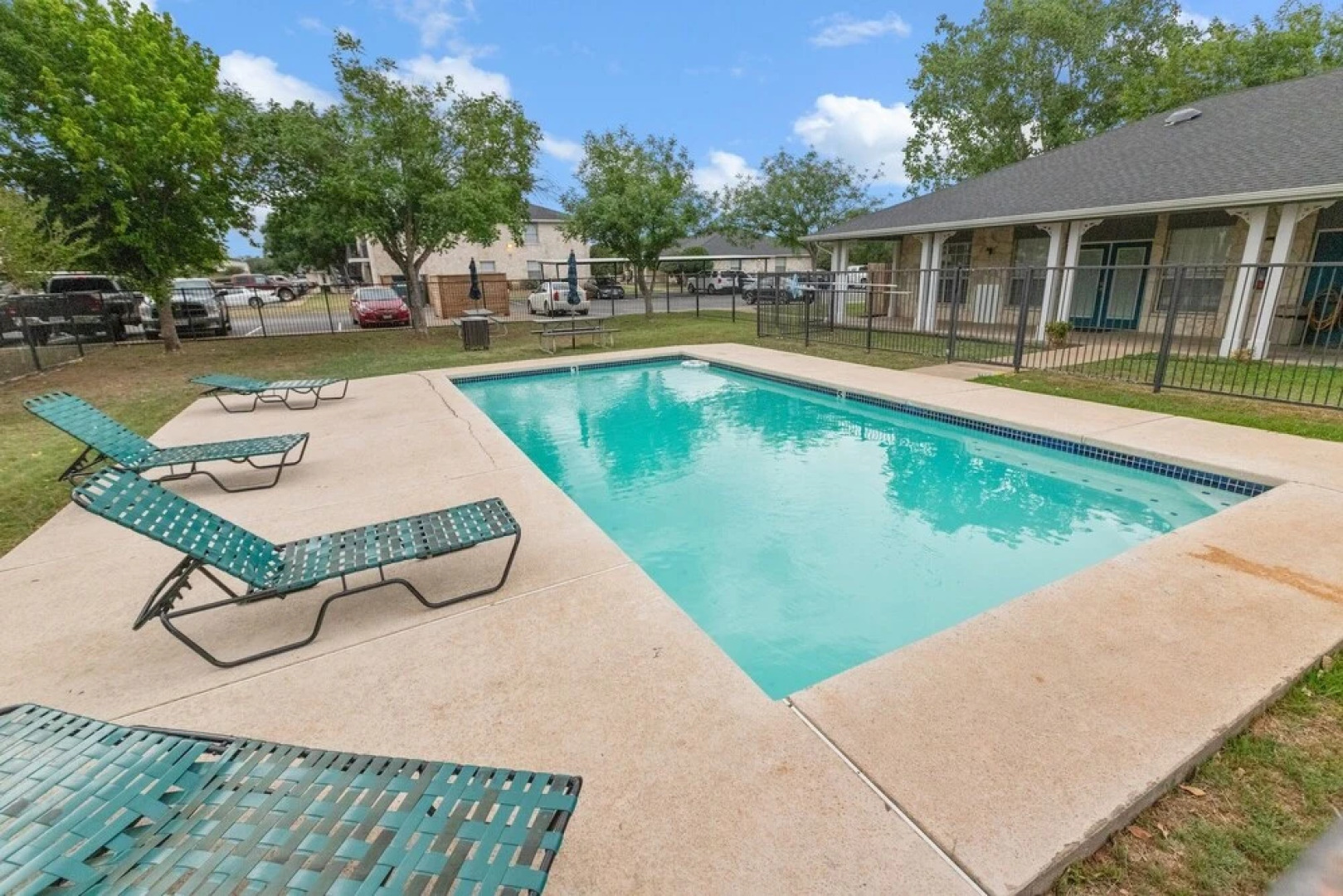 Fredericksburg Fun 3 Bedroom Apts by Redawning
