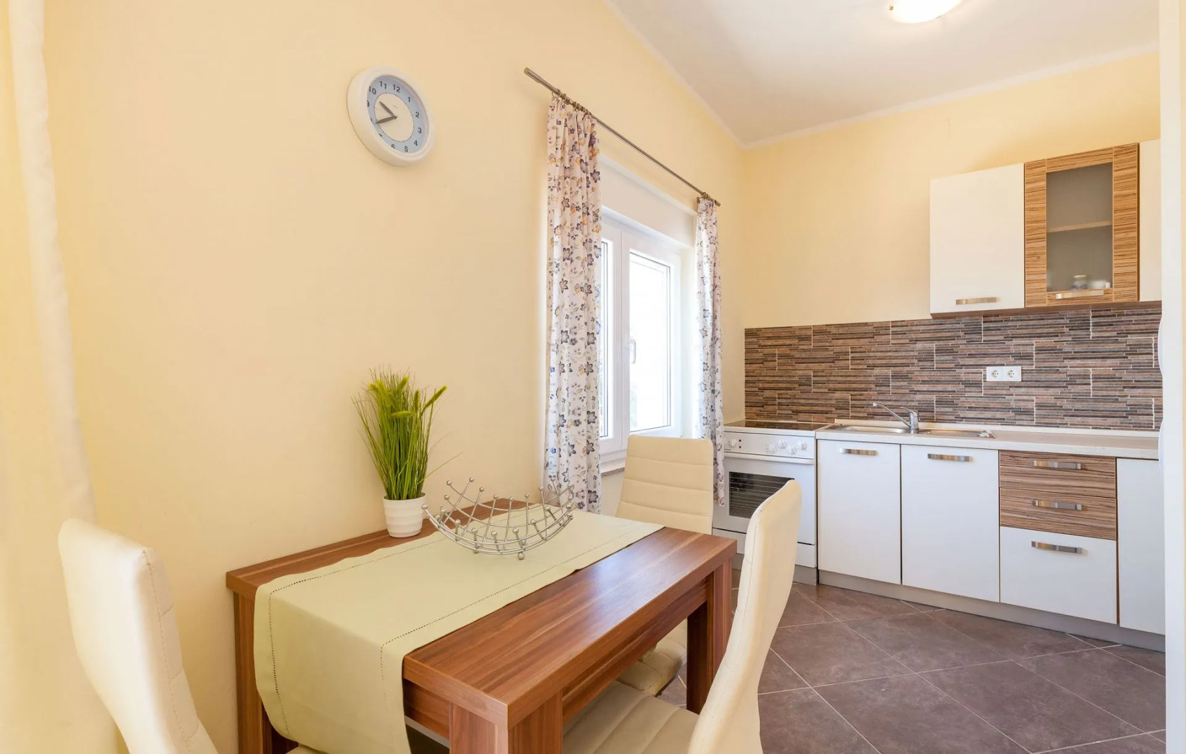 Apartment Ana - free parking: A4 Stanici, Riviera Omis