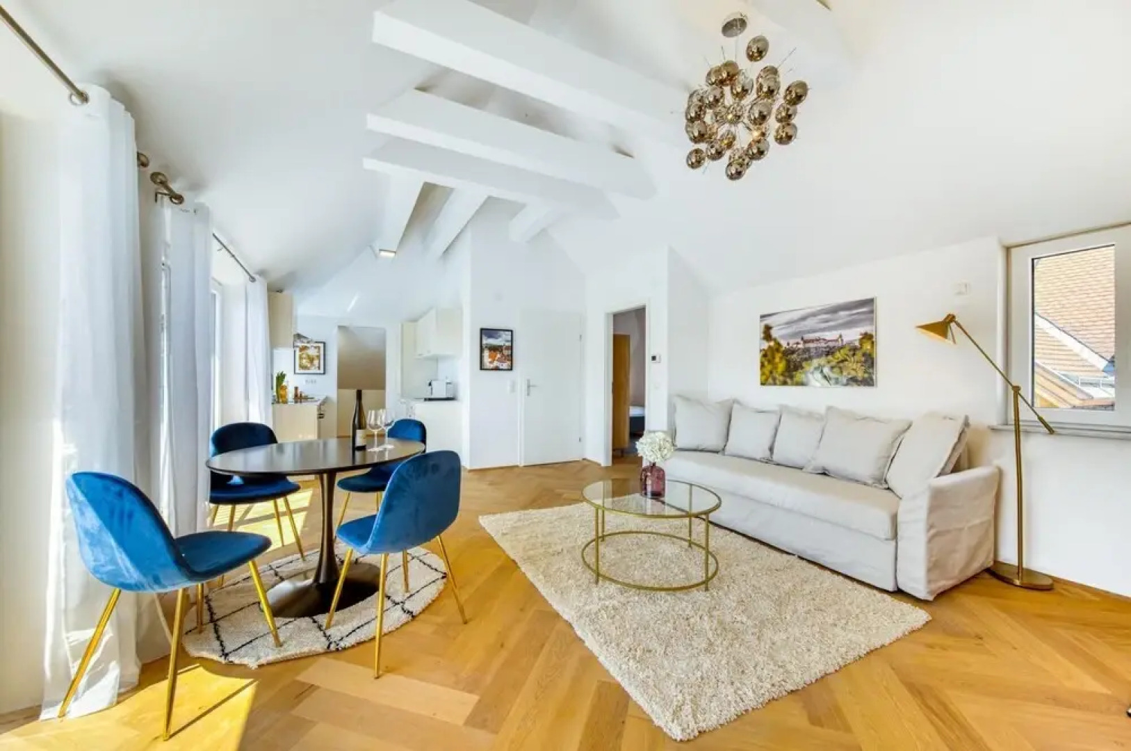 Deluxe Apartment With Balcony Parking and Elevator in the City Centre