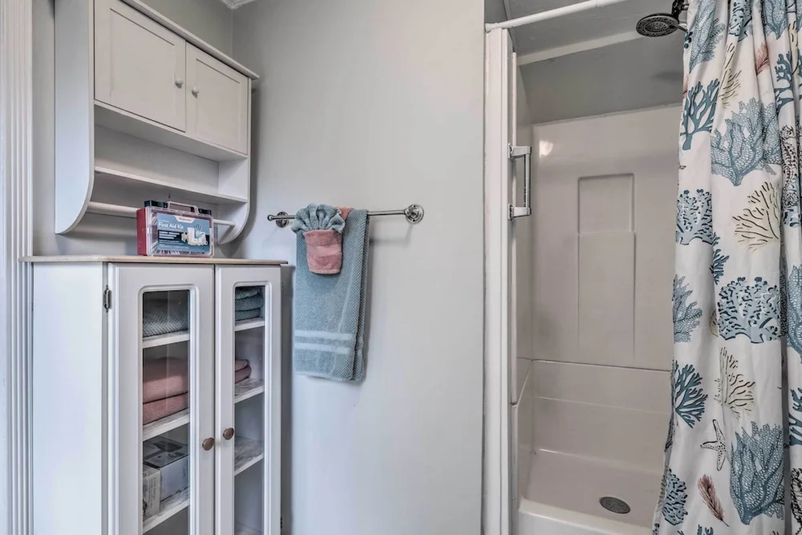 Cozy Crystal Beach Cottage: Walk to Shoreline