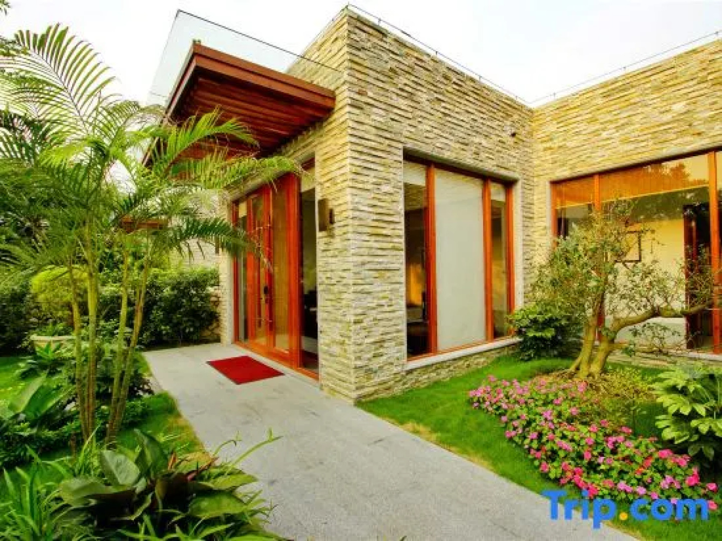 Longshan Hot Spring Hotel