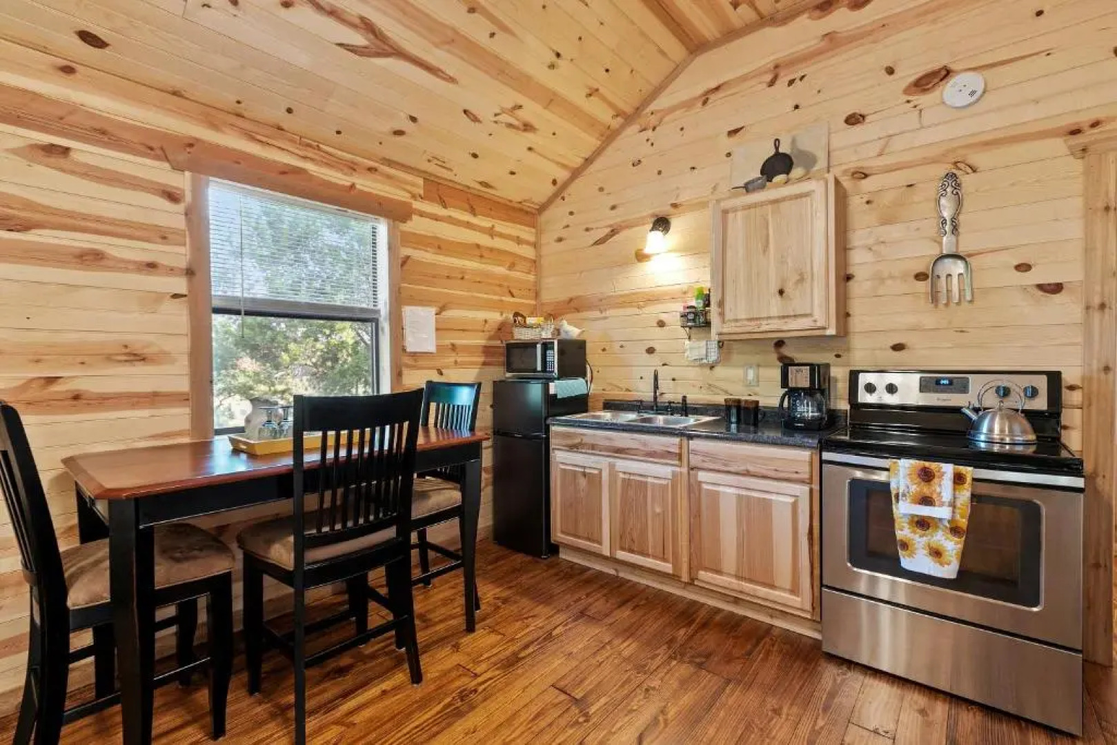 Hr 4 - The Sunflower Cottage 1 Bedroom Cabin by RedAwning